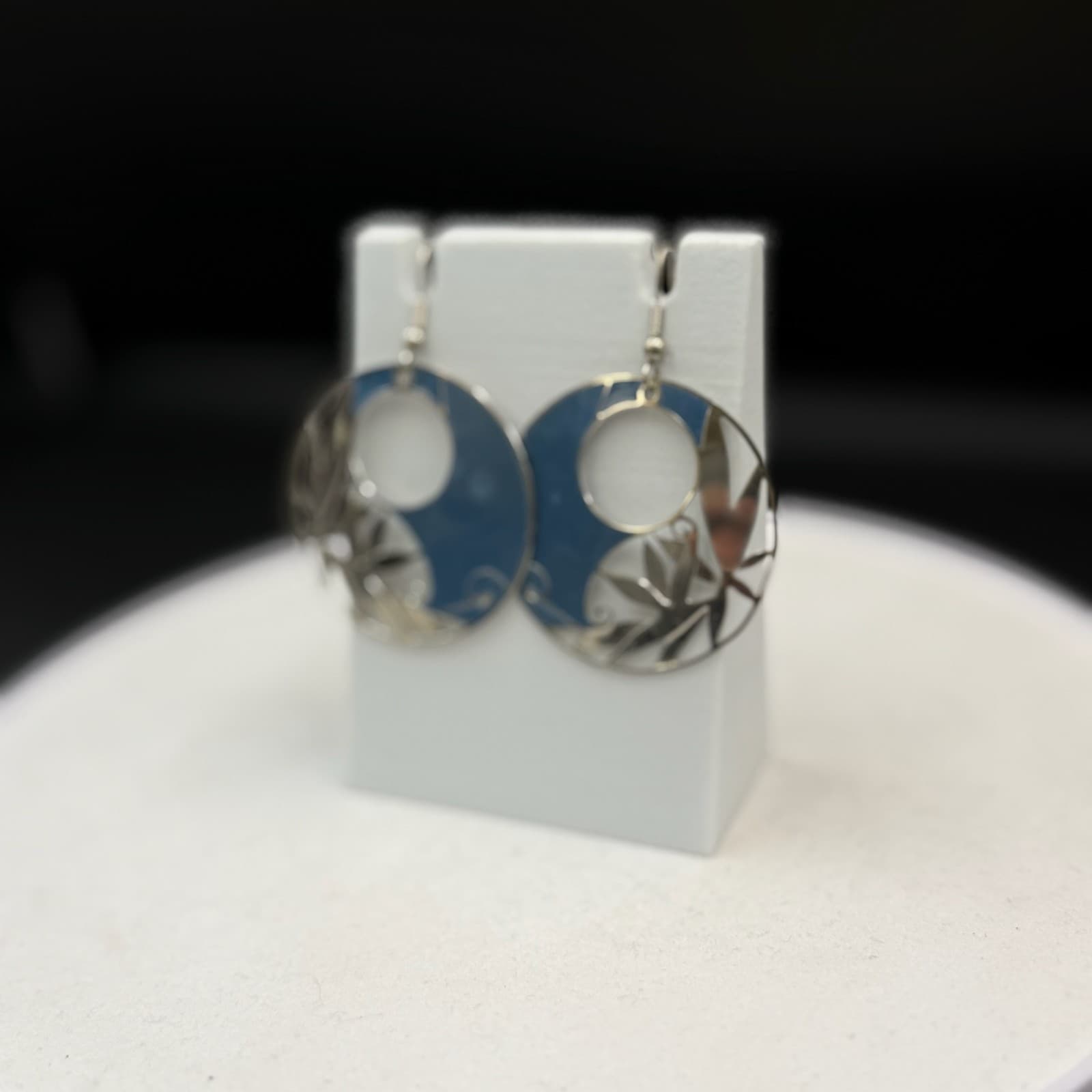 Vintage Silver-Tone Blue Enamel Cut-Out Design Maple Leaf Circular Drop Earrings - Thumbnail 4