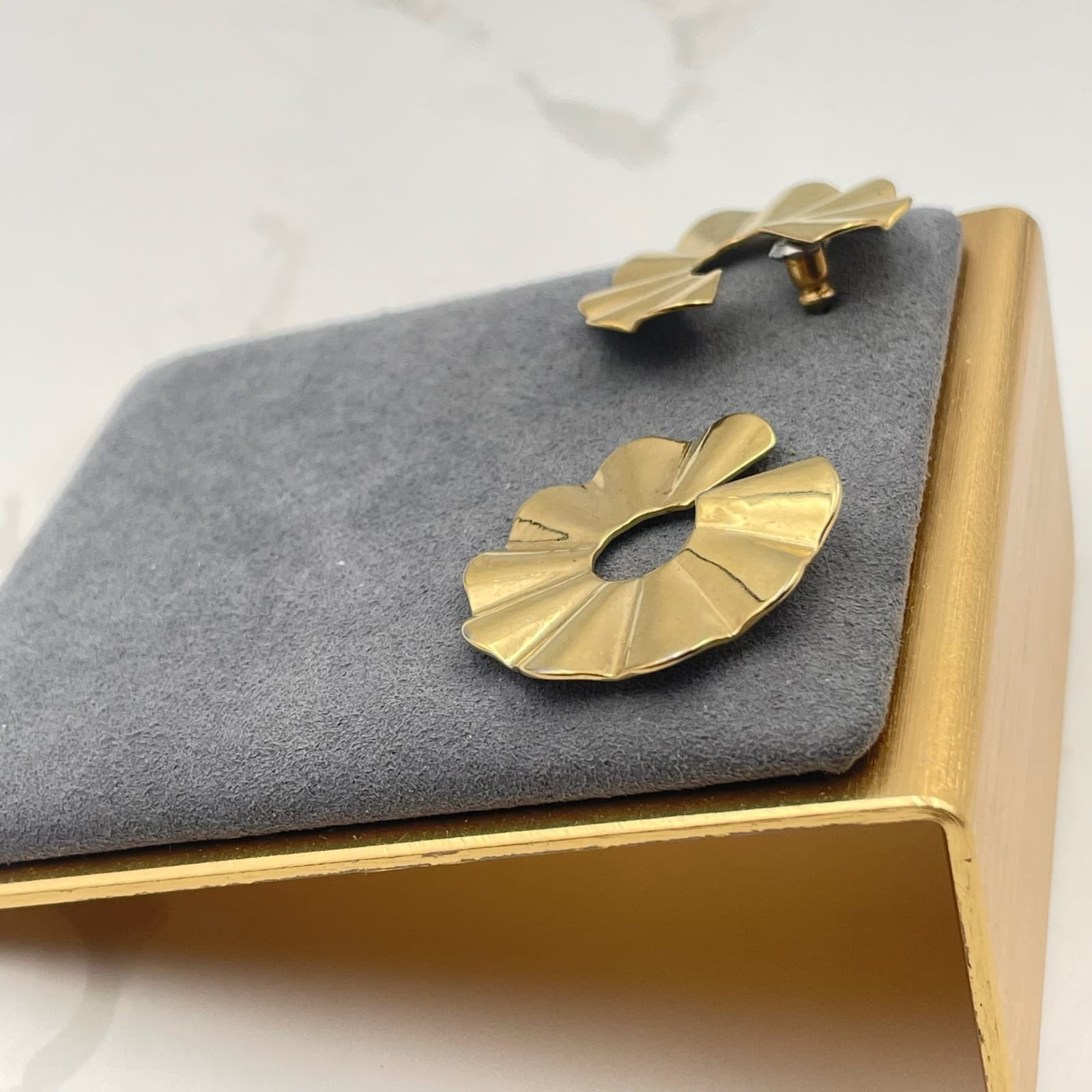 Vintage VTG Gold Tone Ruffle Fan Hoop Earrings Shiny Ribbed Post Statement - Thumbnail 9