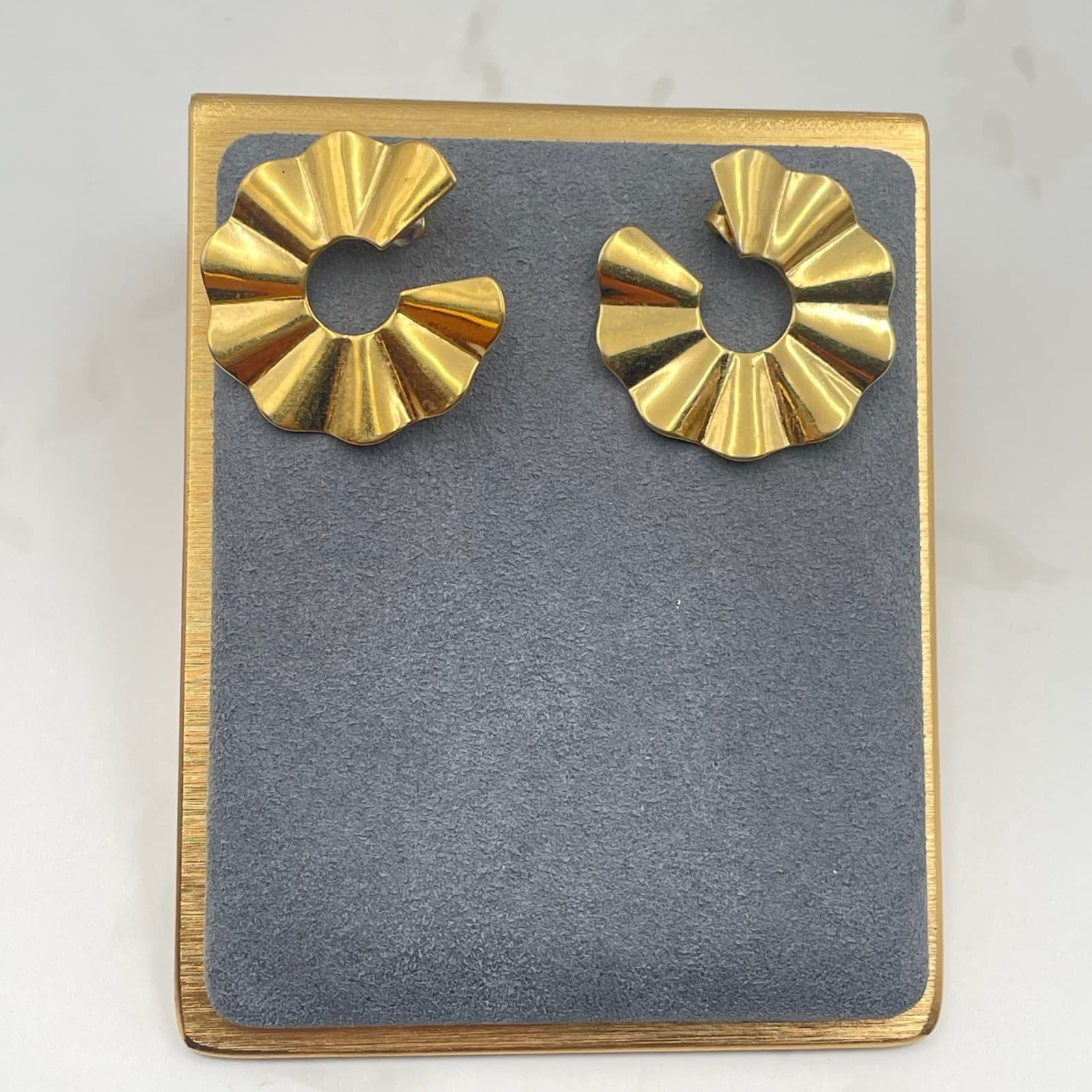 Vintage VTG Gold Tone Ruffle Fan Hoop Earrings Shiny Ribbed Post Statement - Thumbnail 8