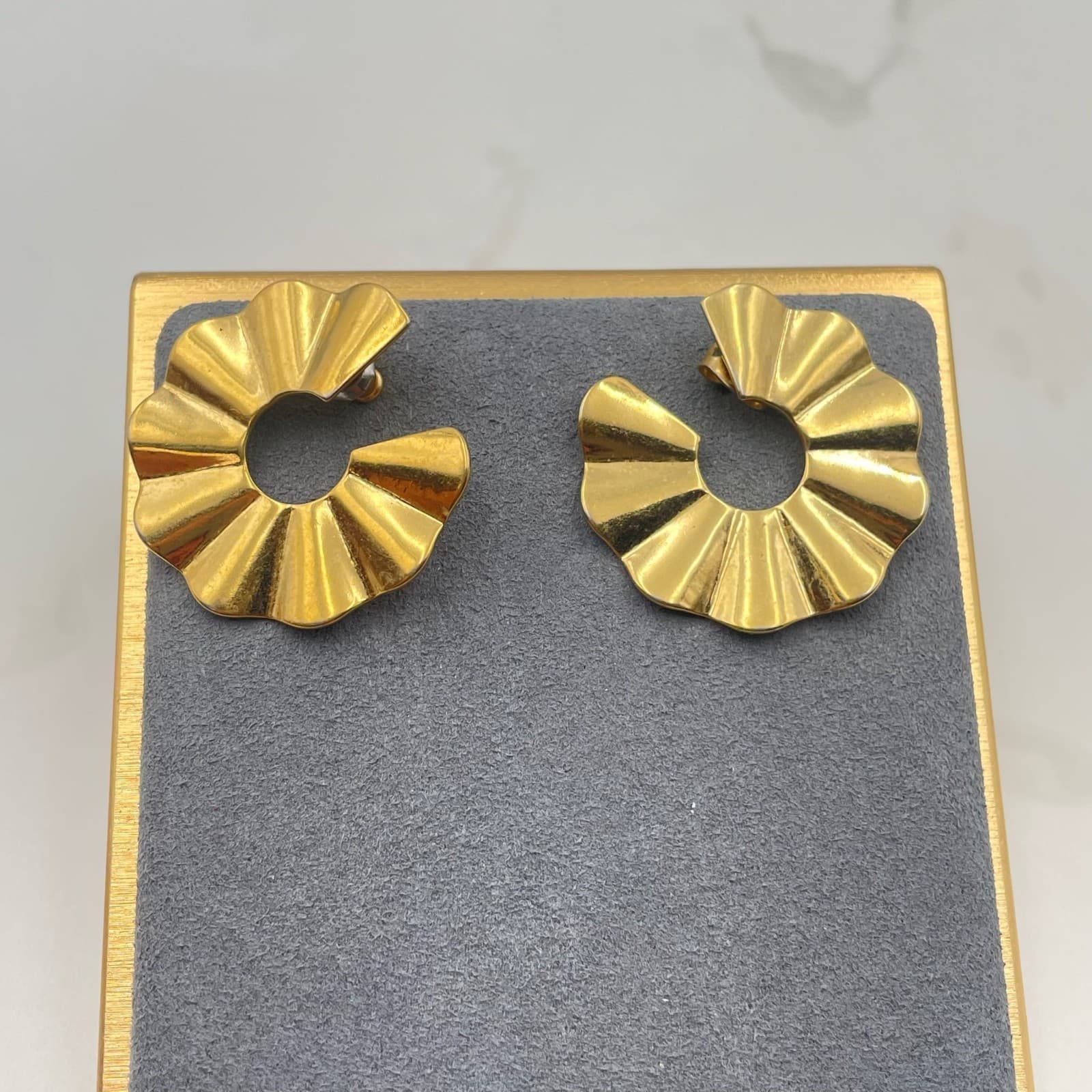 Vintage VTG Gold Tone Ruffle Fan Hoop Earrings Shiny Ribbed Post Statement - Thumbnail 7