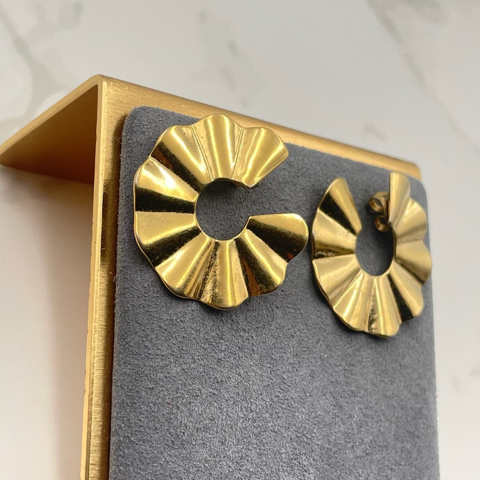 Vintage VTG Gold Tone Ruffle Fan Hoop Earrings Shiny Ribbed Post Statement - Thumbnail 11