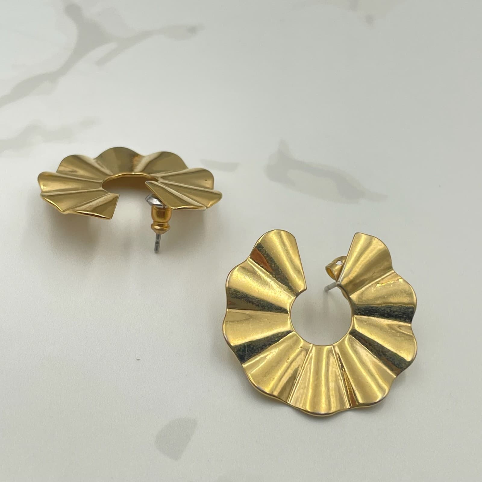 Vintage VTG Gold Tone Ruffle Fan Hoop Earrings Shiny Ribbed Post Statement - Thumbnail 3