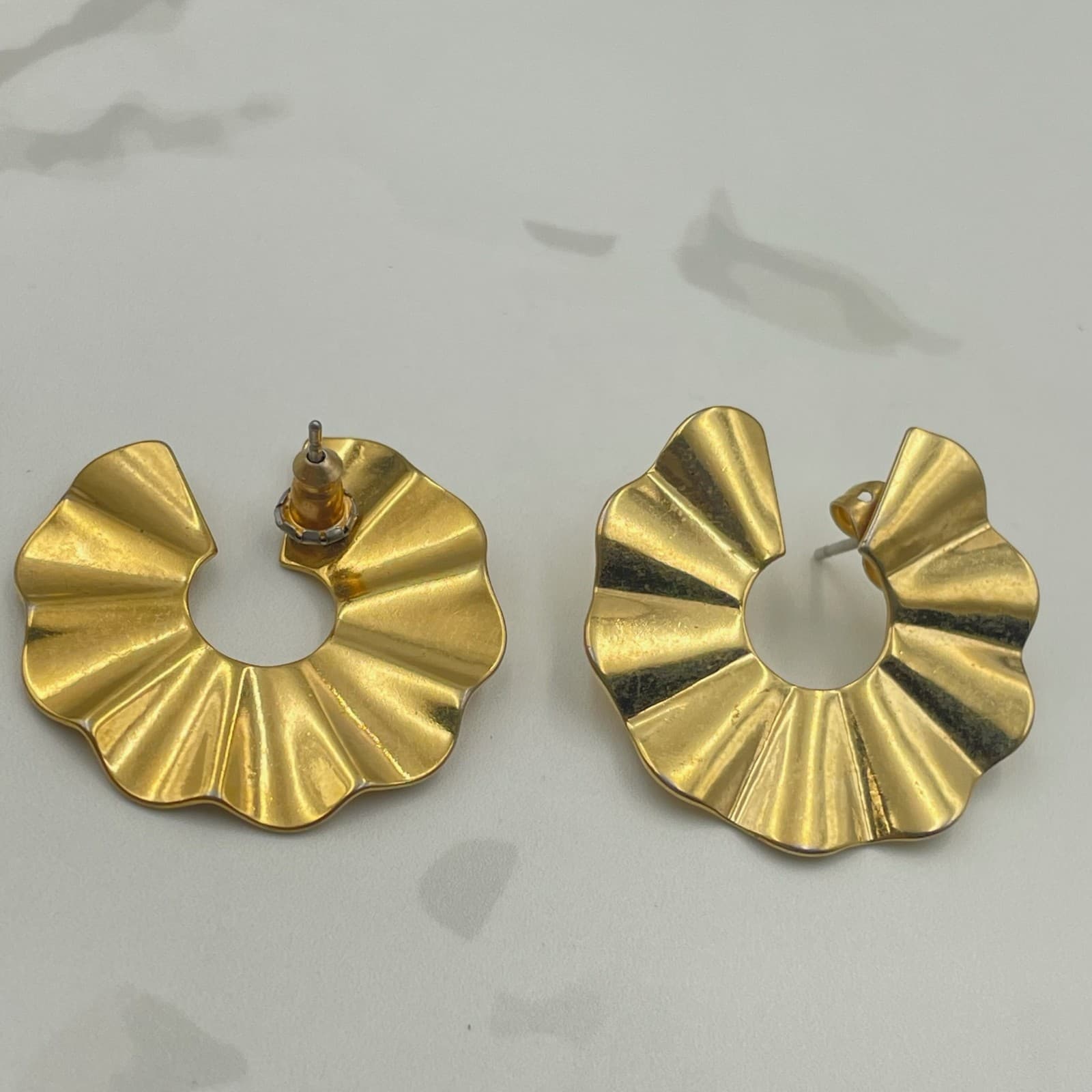 Vintage VTG Gold Tone Ruffle Fan Hoop Earrings Shiny Ribbed Post Statement - Thumbnail 4