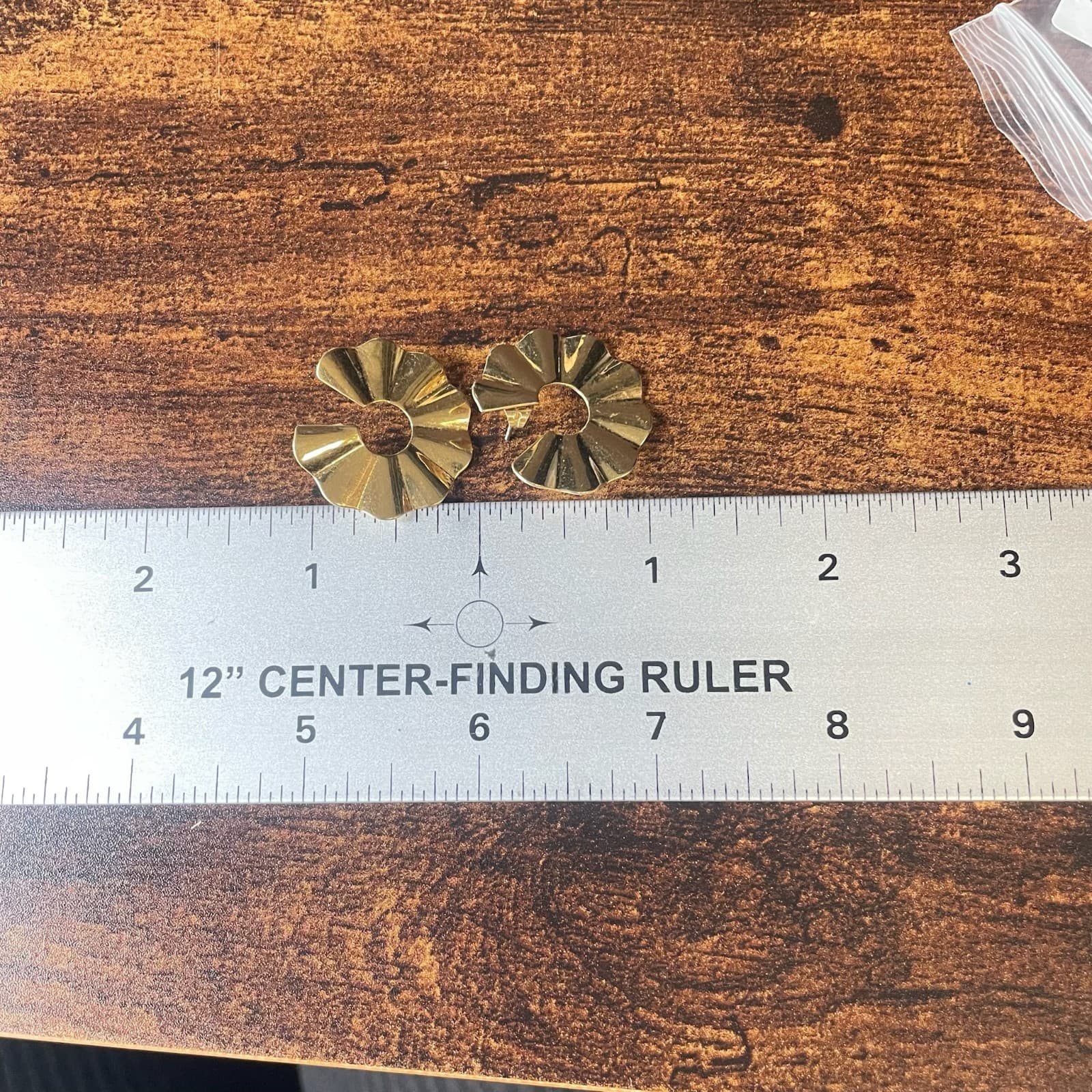 Vintage VTG Gold Tone Ruffle Fan Hoop Earrings Shiny Ribbed Post Statement - Thumbnail 5