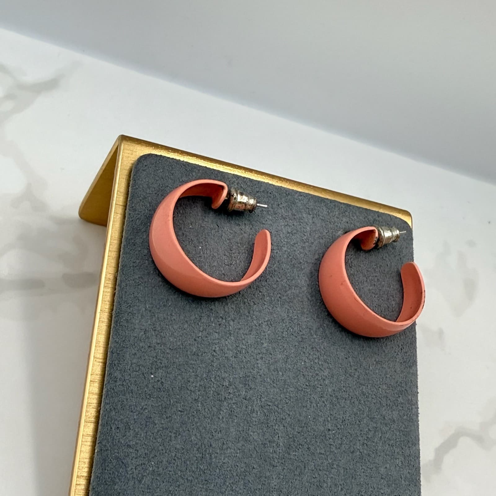 Vintage Coral Pink Silver-Toned U-Shaped Fashion Clip-On Stud Hoop Earrings - Thumbnail 4