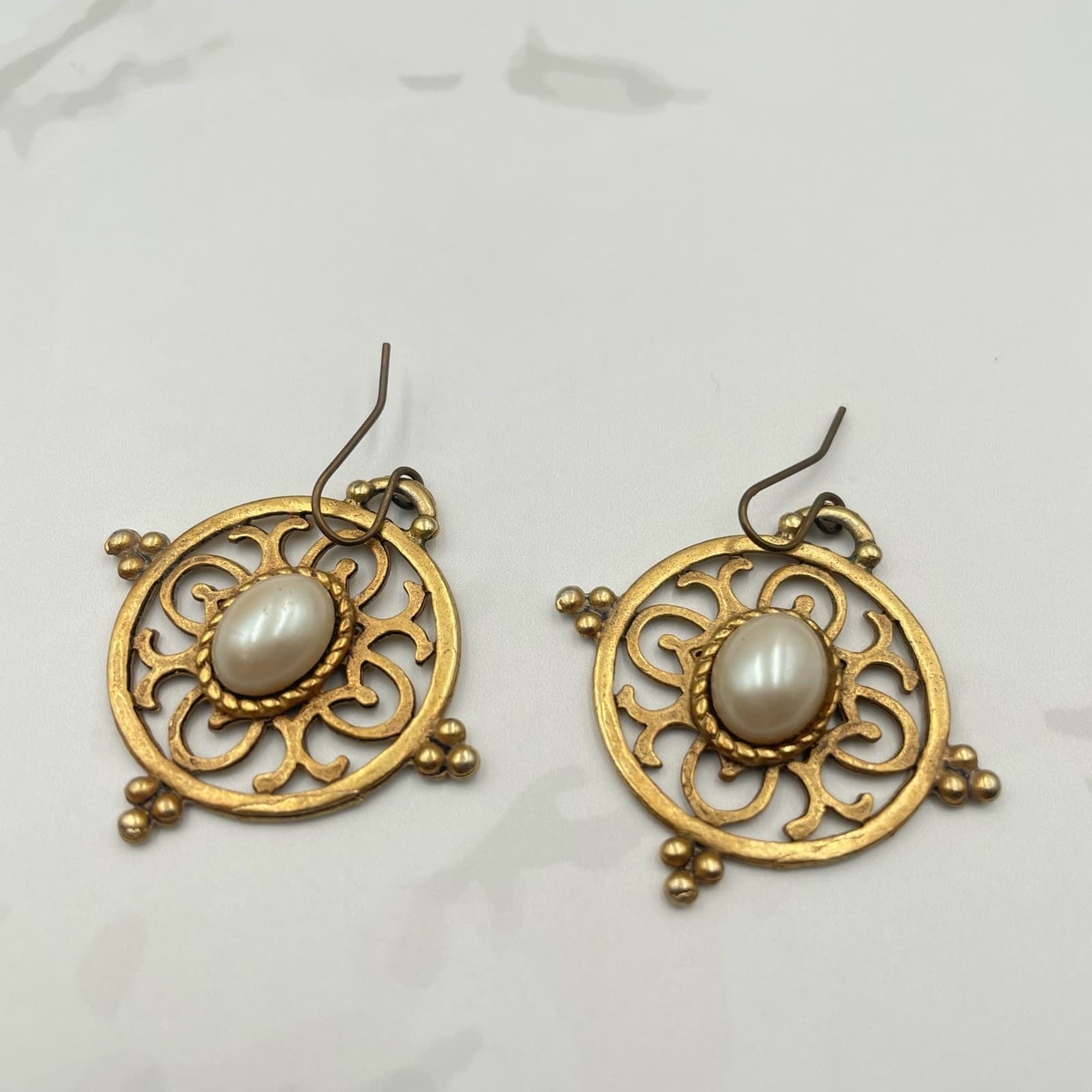 Vintage VTG Faux Pearl Drop Earrings Gold Tone Filigree Bohemian Round Dangle - Thumbnail 4