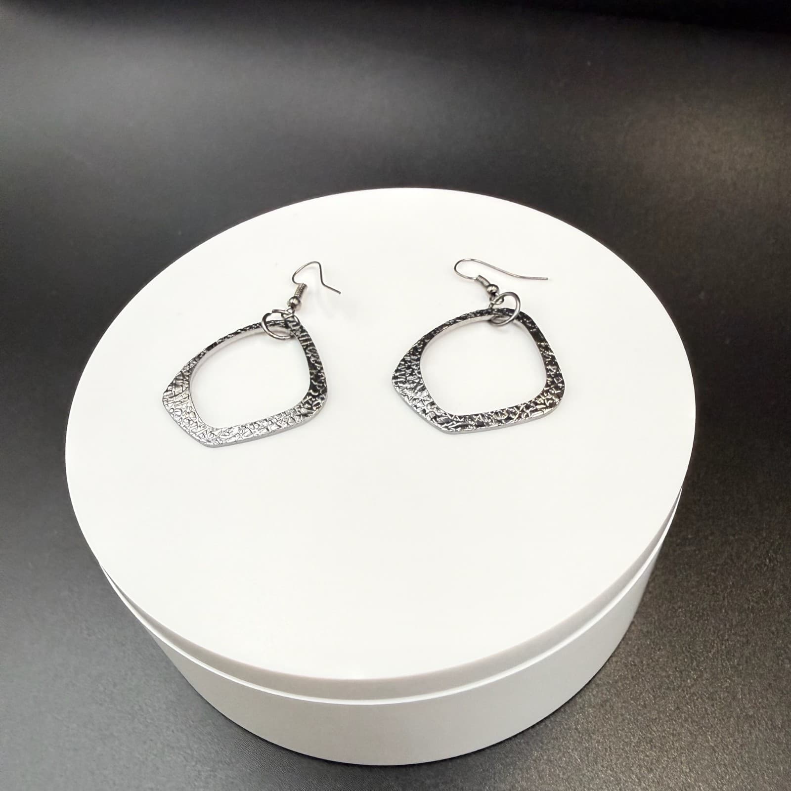 Vintage Silver-Toned Textured Finish Rhombus-Shaped Fashion Dangle Hook Earrings - Thumbnail 2