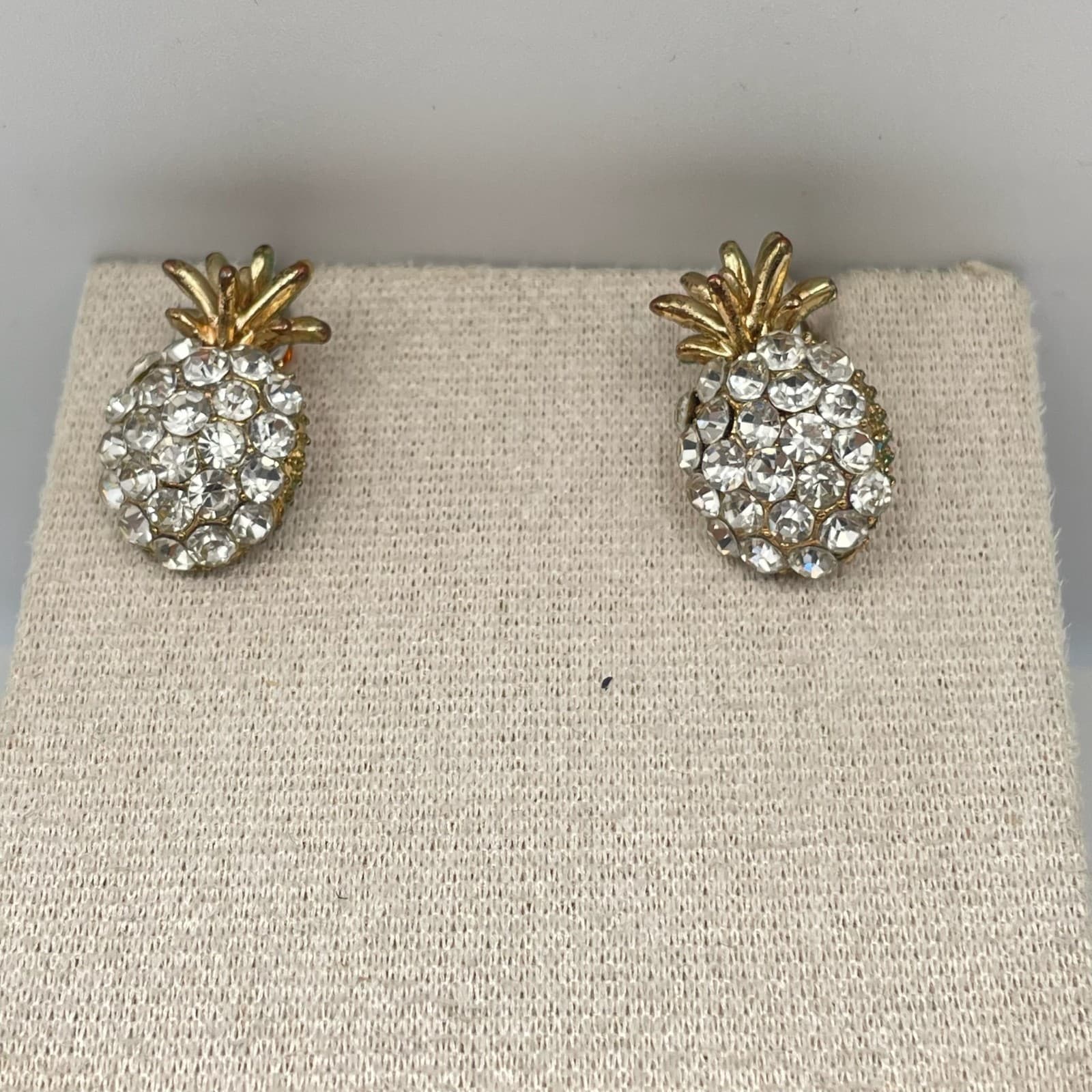 Vintage VTG Pineapple Stud Earrings Clear Rhinestone Gold Tone Pave Fruit - Thumbnail 10