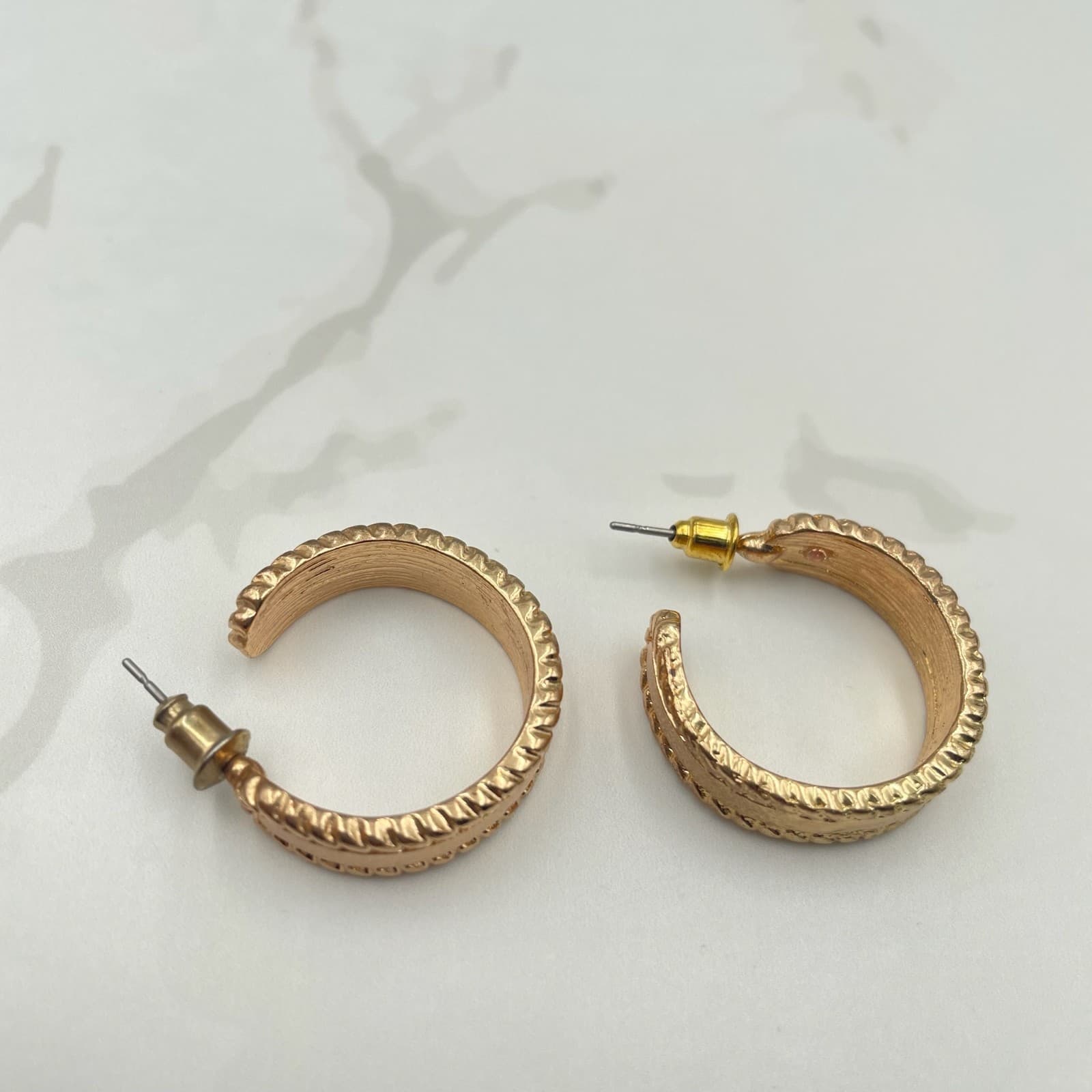 Vintage VTG Gold Tone Wide Hoops Earrings Rope Edge Dome Chunky Post Back - Thumbnail 3