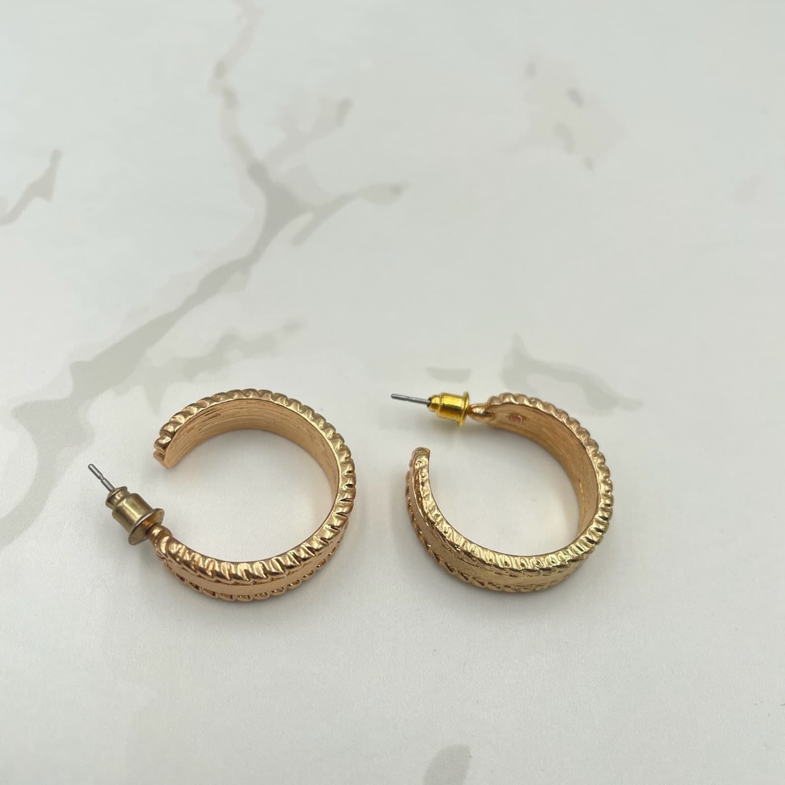 Vintage VTG Gold Tone Wide Hoops Earrings Rope Edge Dome Chunky Post Back - Thumbnail 9