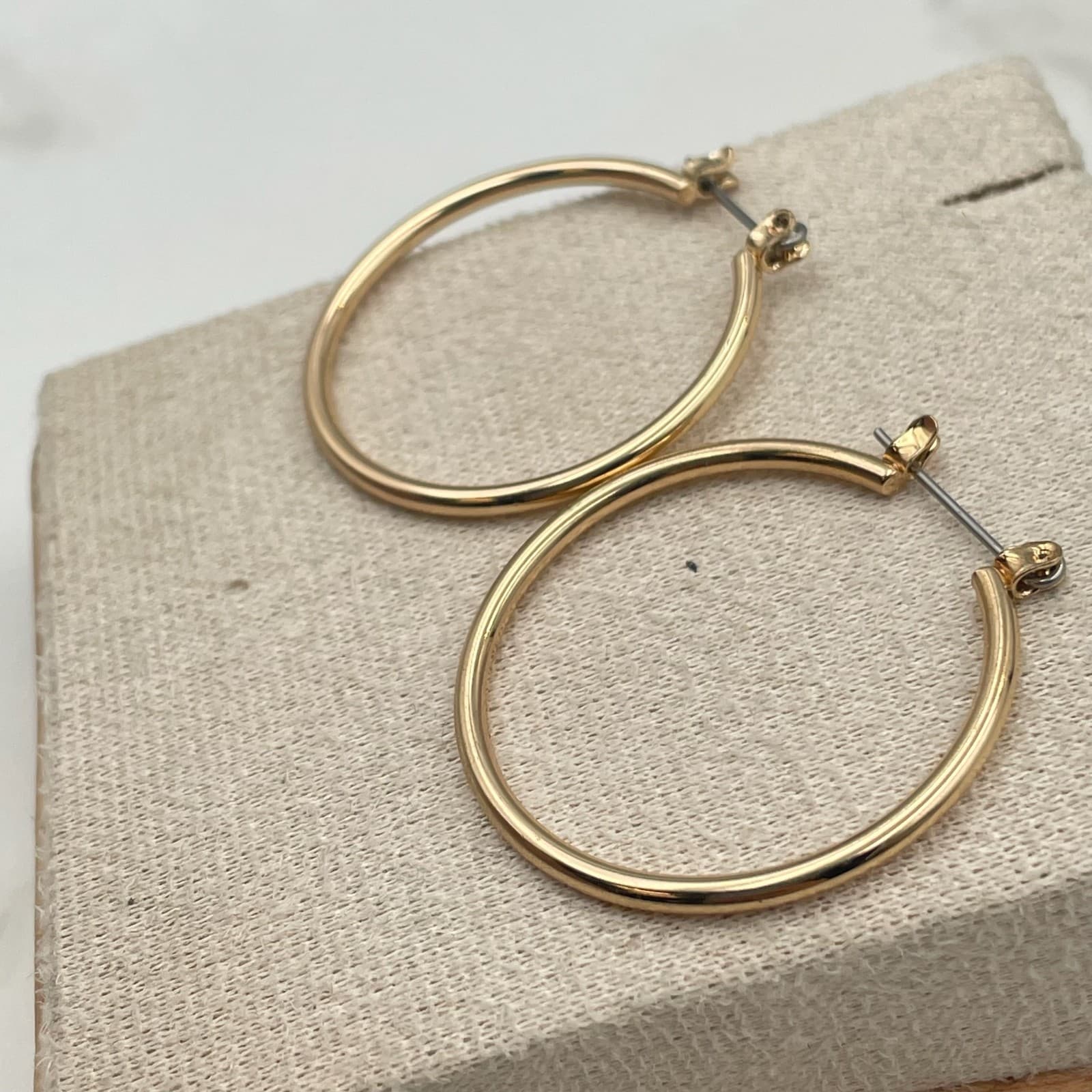 Vintage VTG Medium Gold Hoop Earrings Thin Tube Style Post Closure Classic - Thumbnail 4