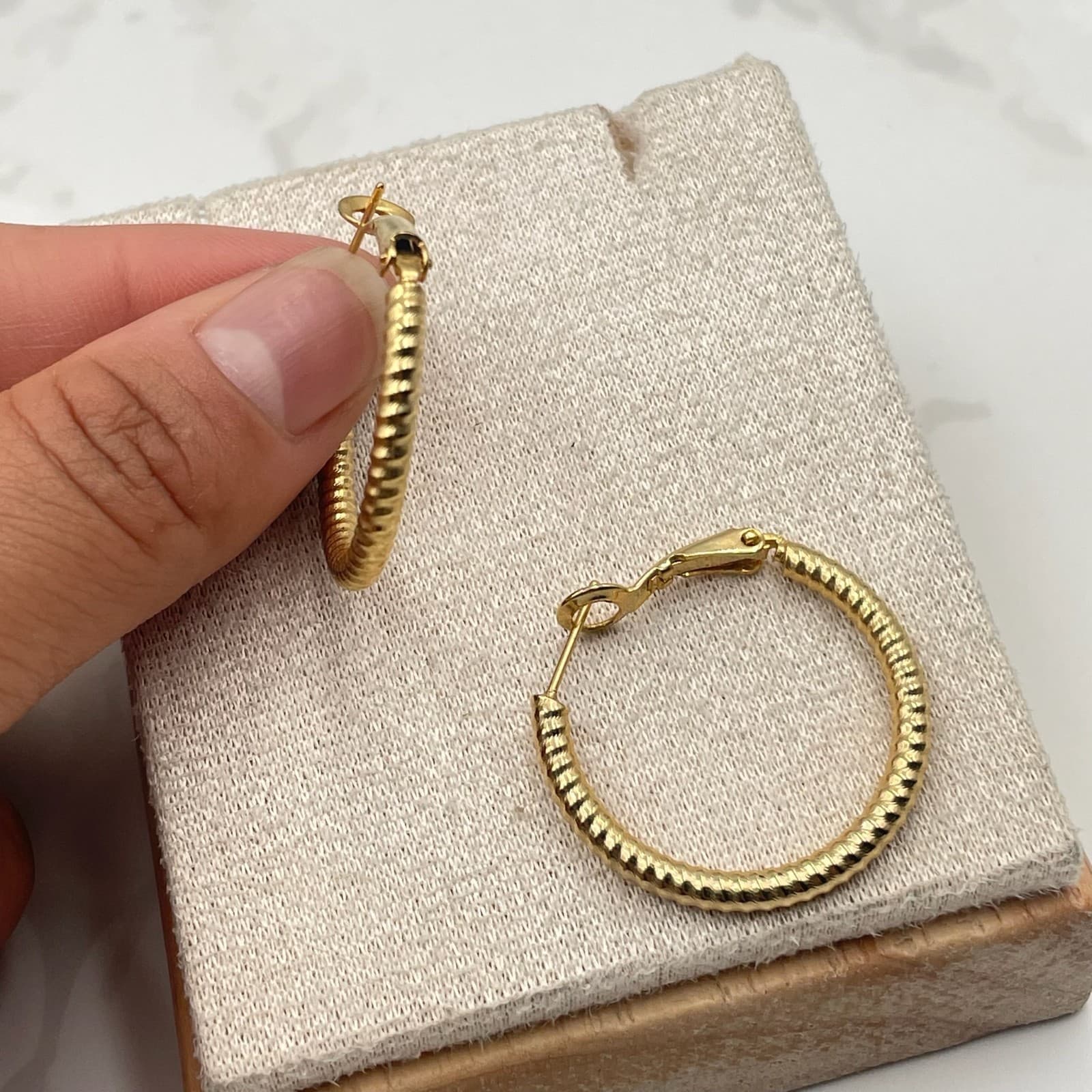 Vintage Gold Tone Rope Textured Hoop Earrings Small Leverback Modern Classic - Thumbnail 11