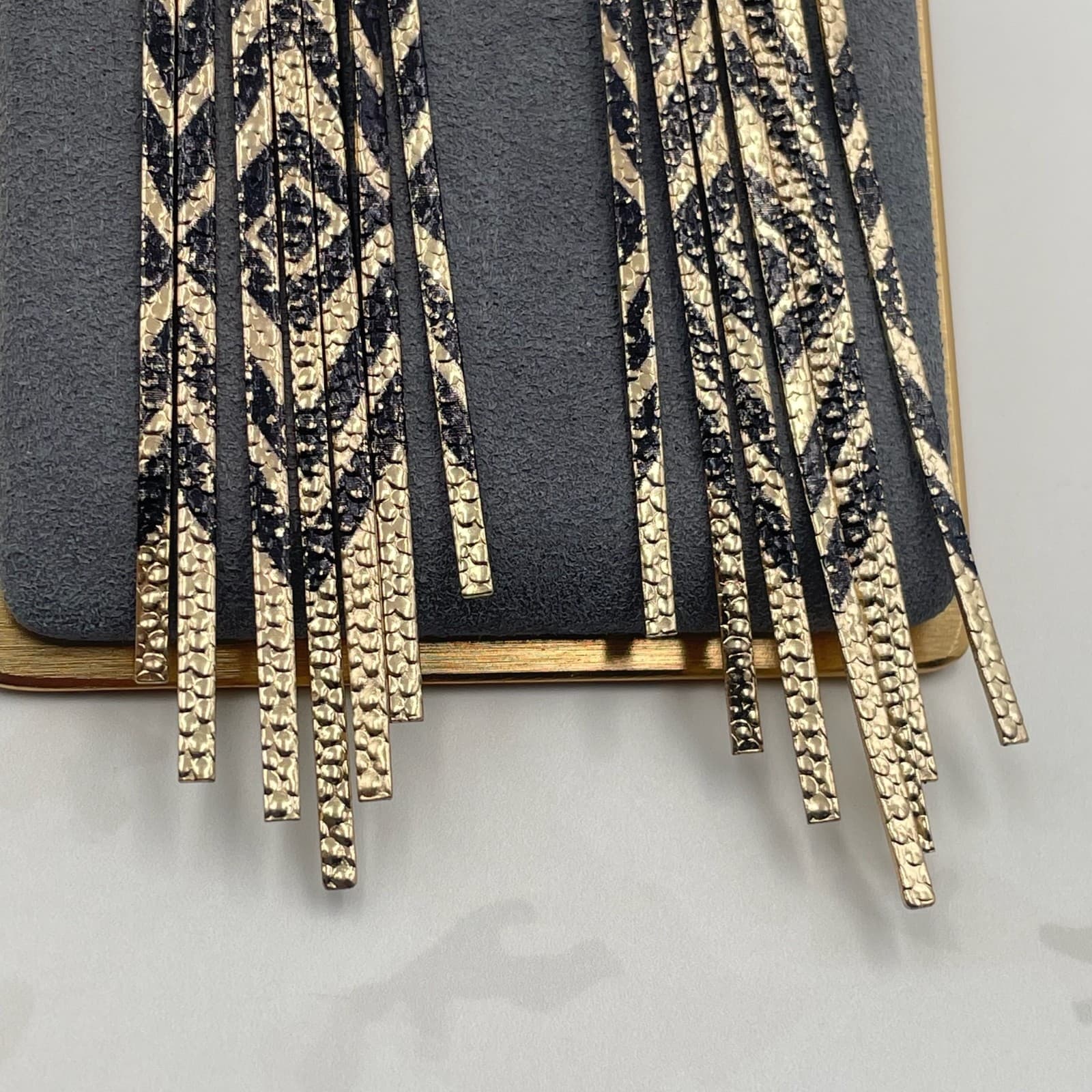 Vintage VTG Gold Tone Fringe Dangle Earrings Black Chevron Snake Print Bohemian - Thumbnail 6