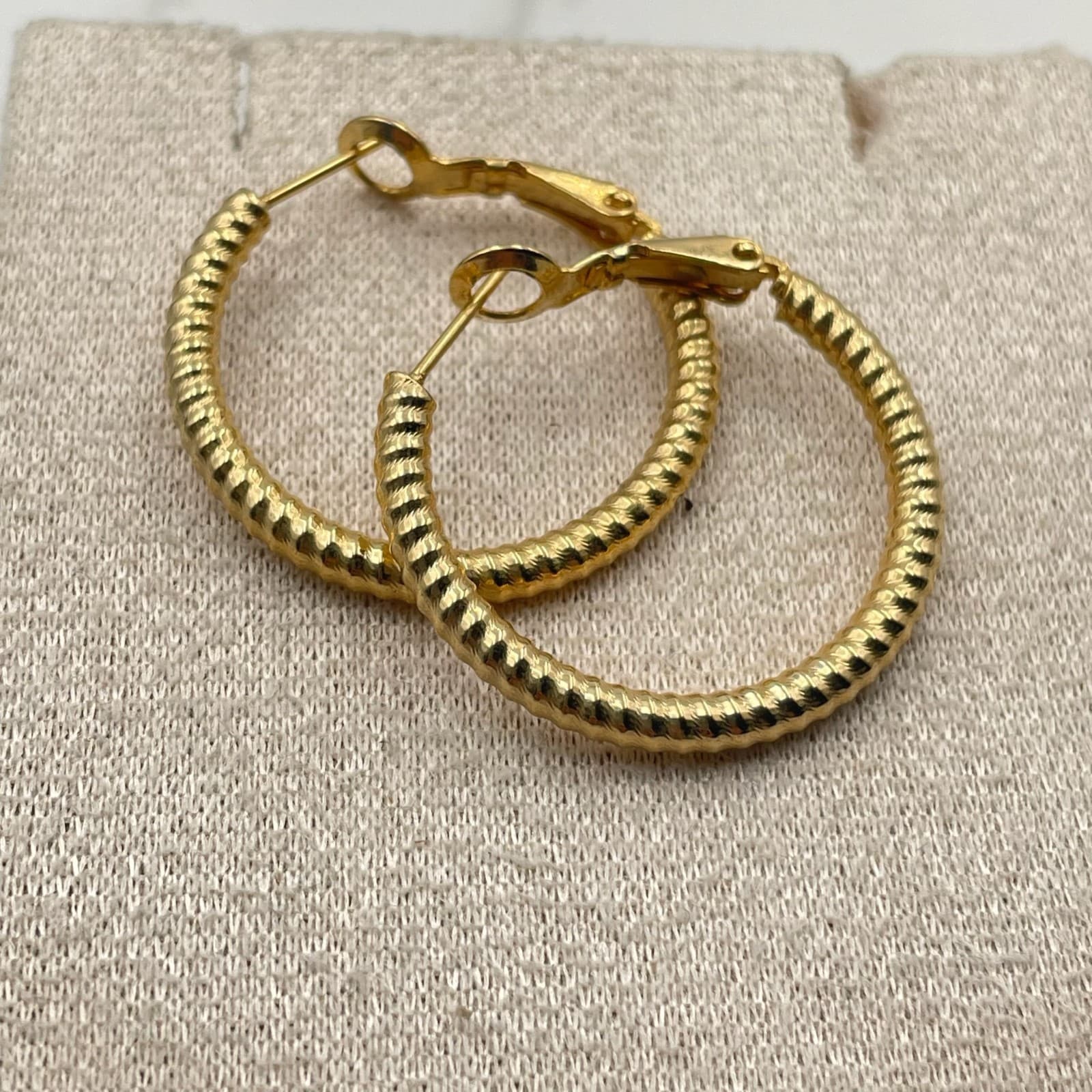 Vintage Gold Tone Rope Textured Hoop Earrings Small Leverback Modern Classic - Thumbnail 4