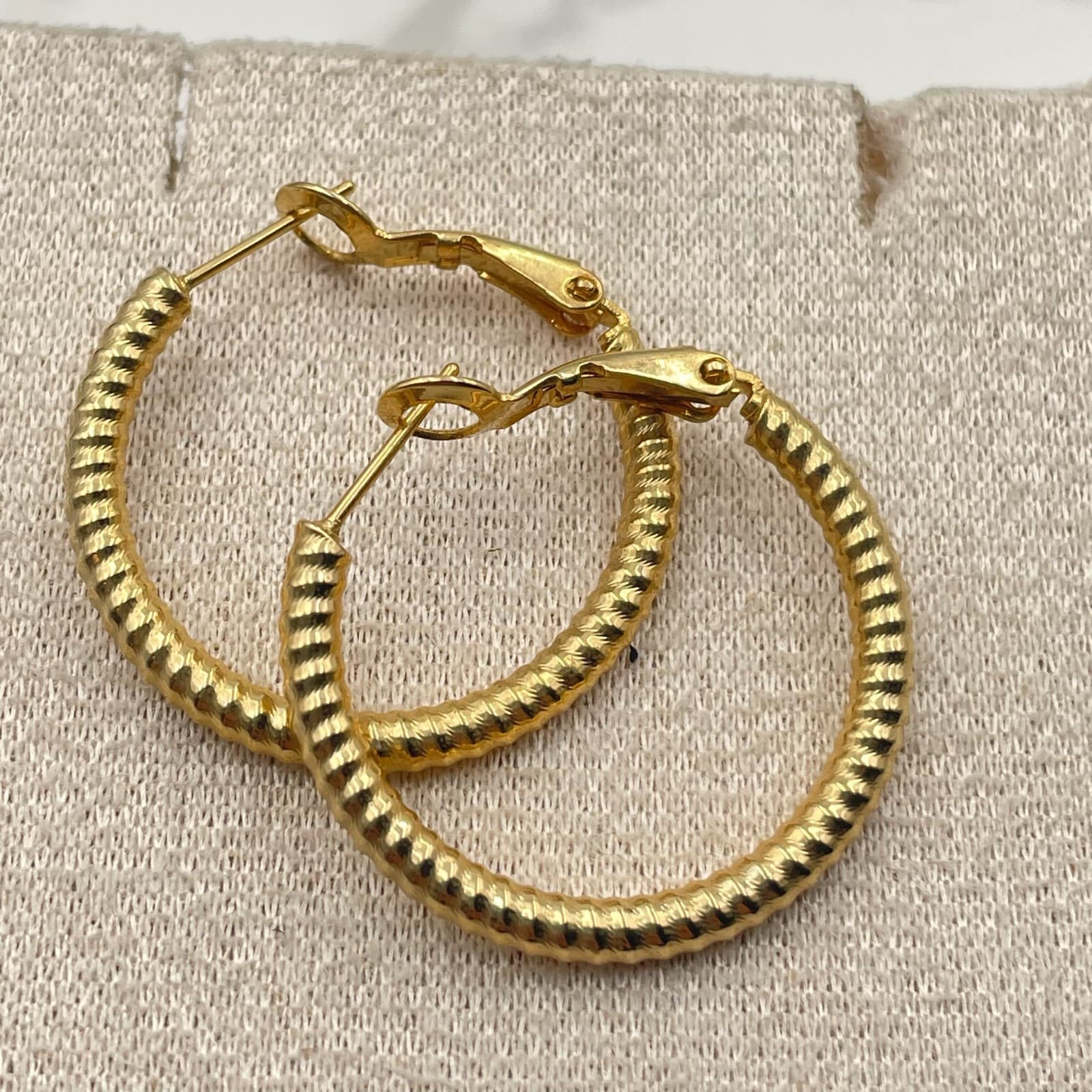 Vintage Gold Tone Rope Textured Hoop Earrings Small Leverback Modern Classic - Thumbnail 9