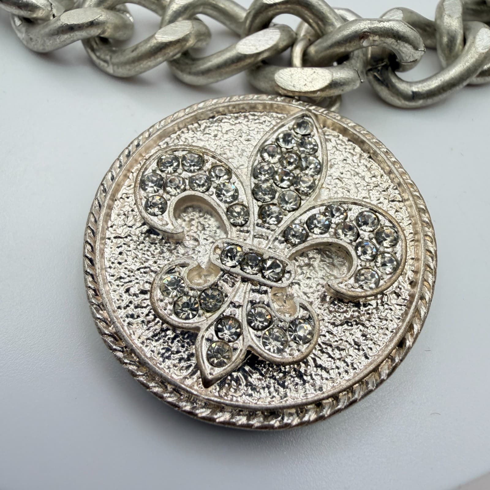 Vintage 90s Silver Tone Fleur De Lis Charm Bracelet Glass Chunky Curb Chain - Thumbnail 4