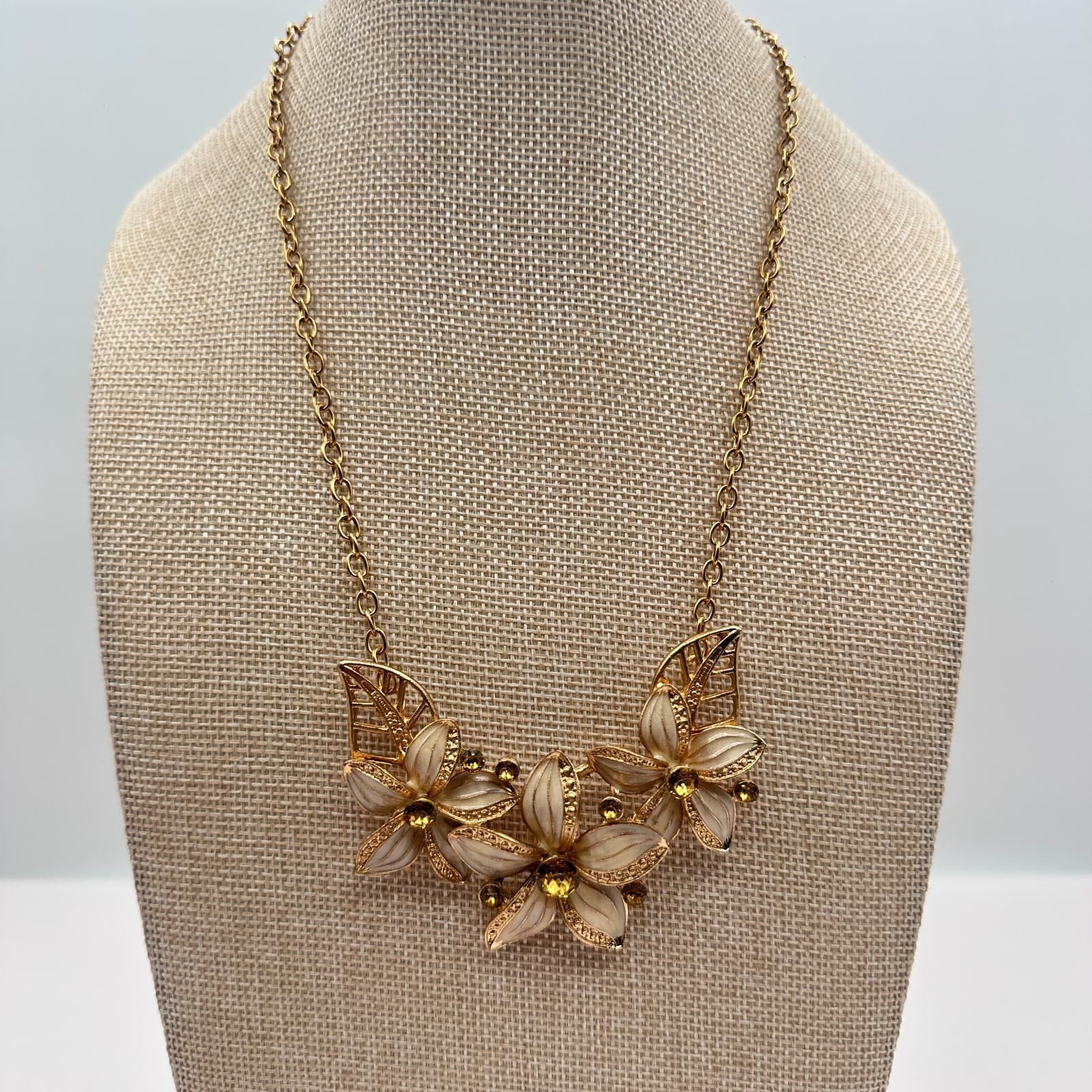 Vintage 80s White Gardenia Bib Statement Necklace Gold Tone Rhinestone Jewelry - Thumbnail 6