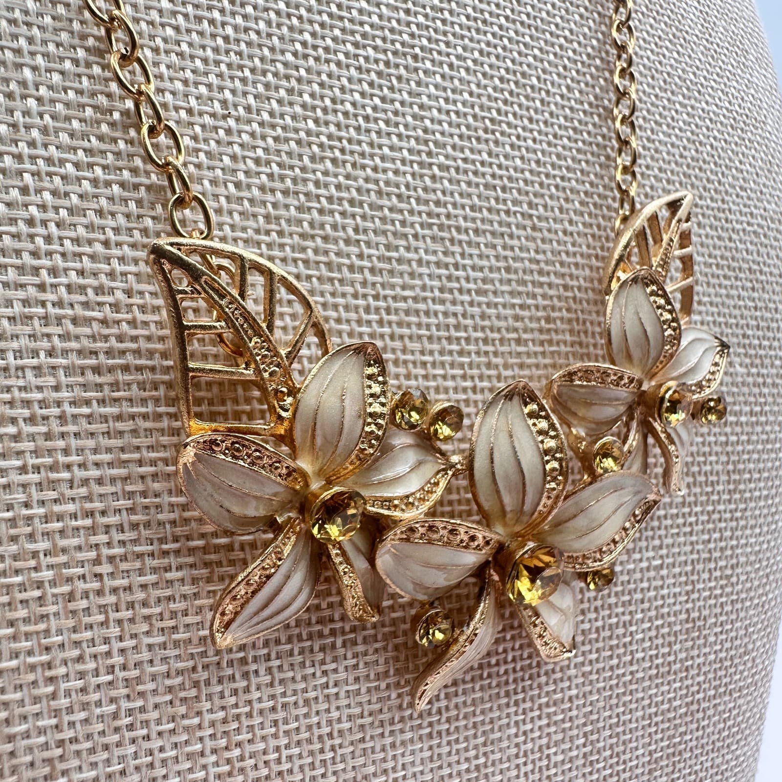 Vintage 80s White Gardenia Bib Statement Necklace Gold Tone Rhinestone Jewelry - Thumbnail 5