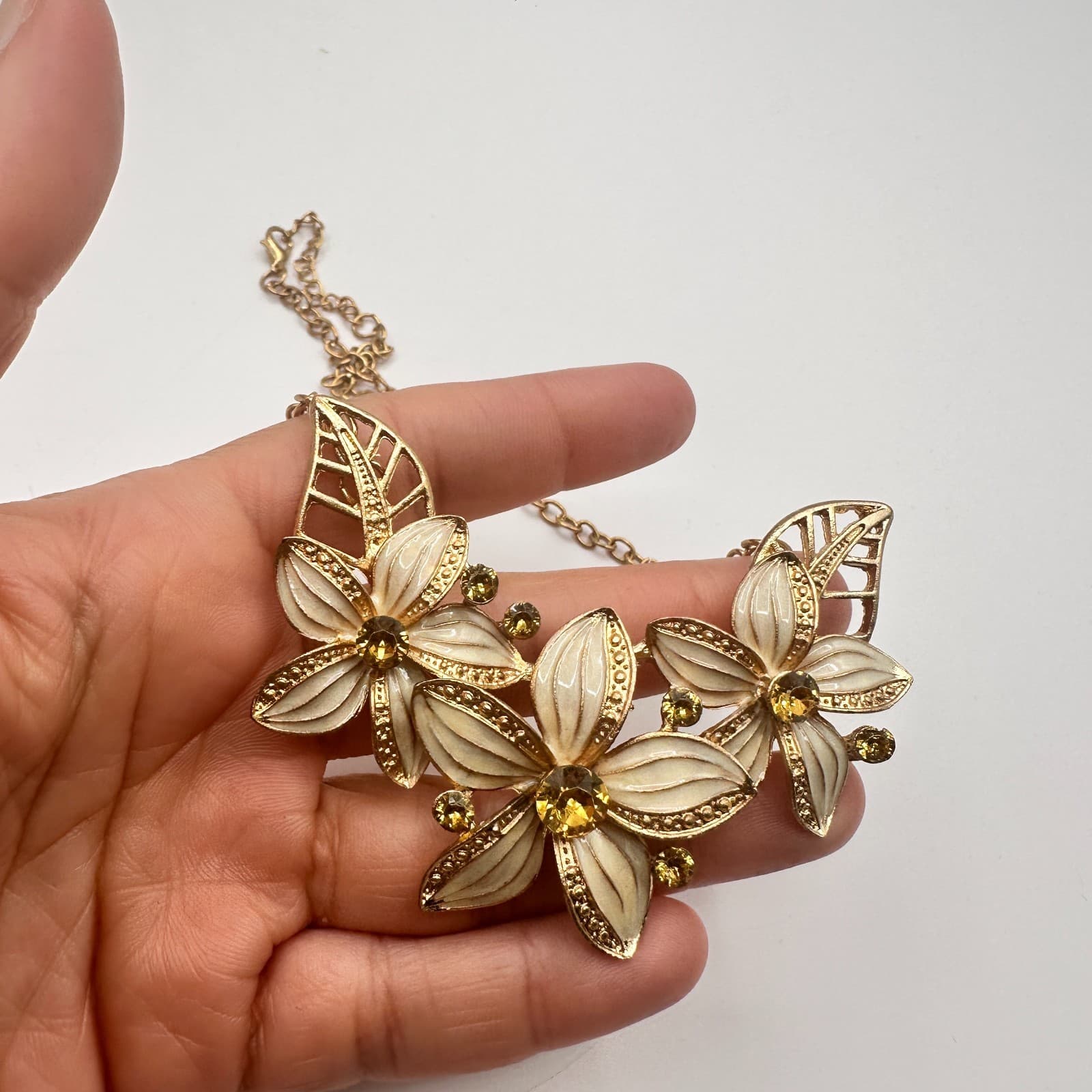 Vintage 80s White Gardenia Bib Statement Necklace Gold Tone Rhinestone Jewelry - Thumbnail 8