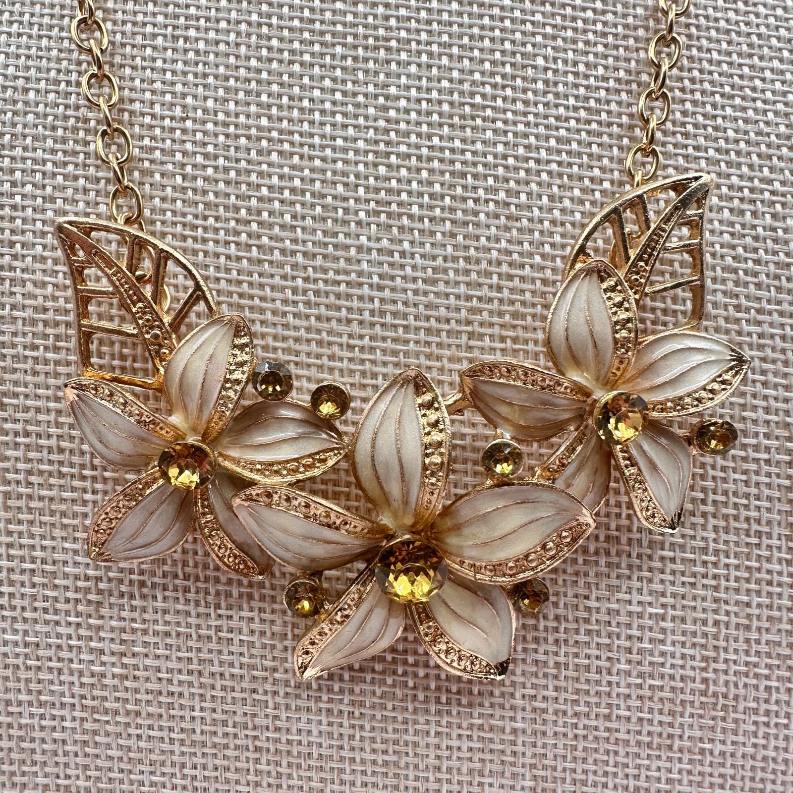 Vintage 80s White Gardenia Bib Statement Necklace Gold Tone Rhinestone Jewelry - Thumbnail 4