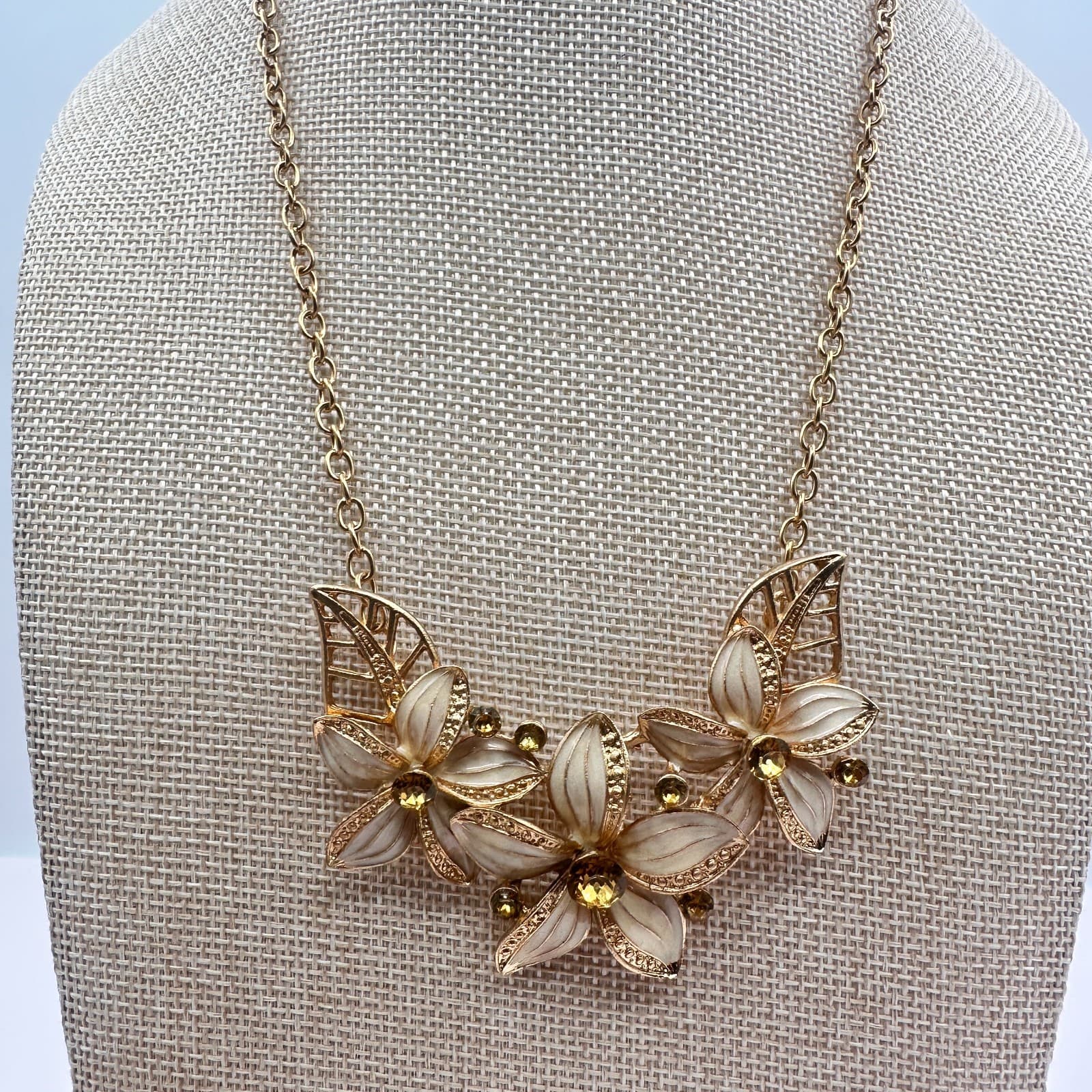 Vintage 80s White Gardenia Bib Statement Necklace Gold Tone Rhinestone Jewelry - Thumbnail 2