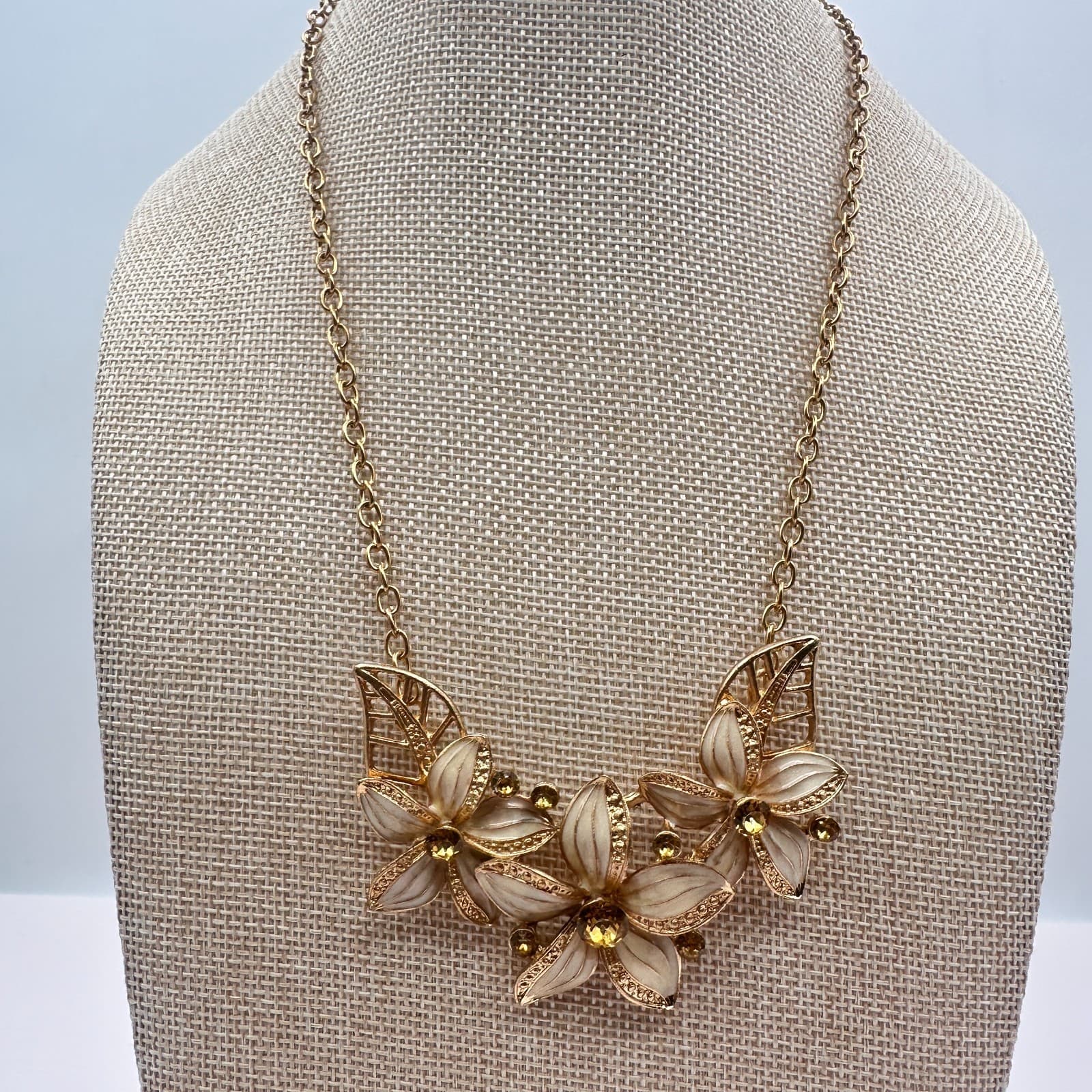 Vintage 80s White Gardenia Bib Statement Necklace Gold Tone Rhinestone Jewelry - Thumbnail 3