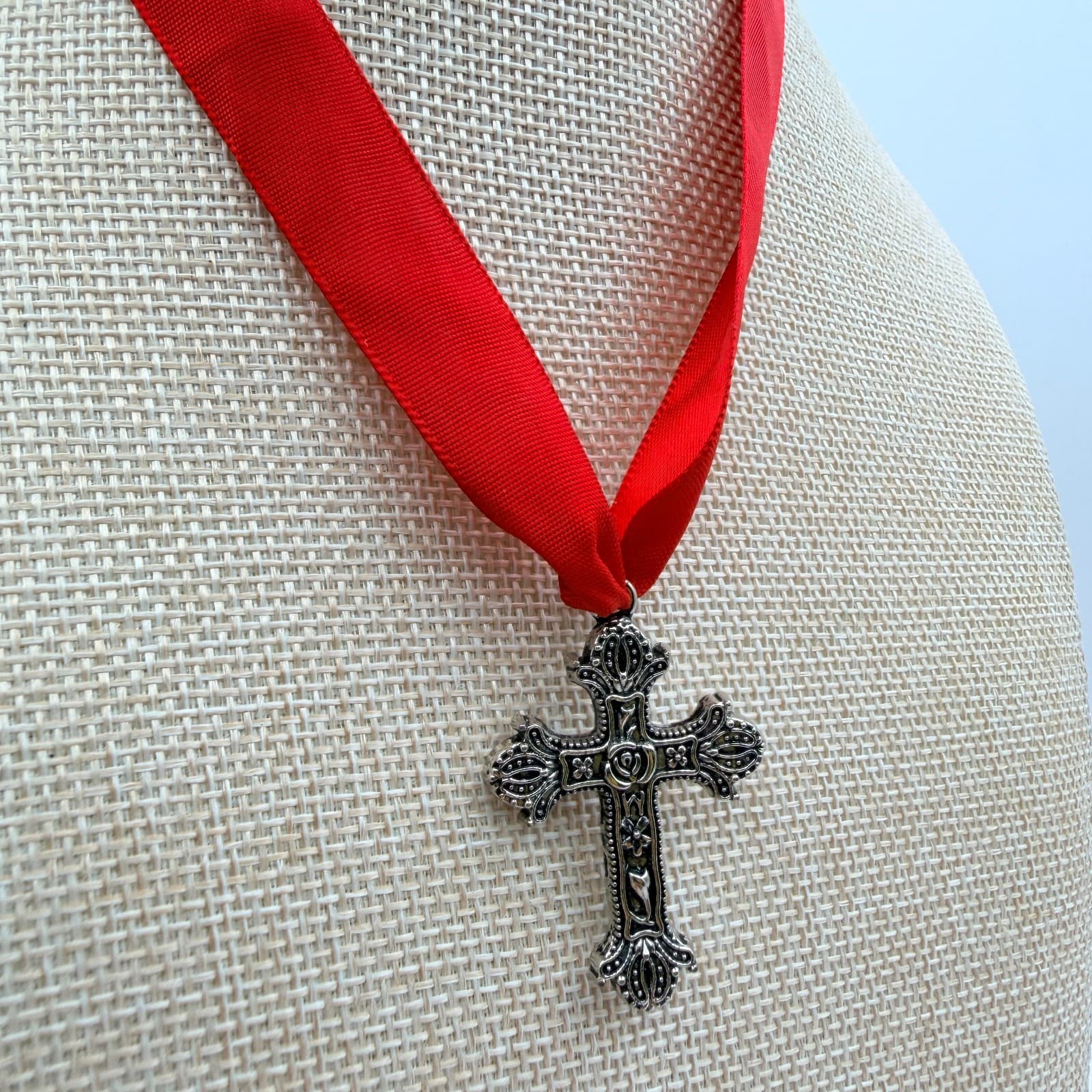 Vintage 80s Silver Tone Cross Pendant Red Satin Ribbon Choker Necklace Jewelry - Thumbnail 4