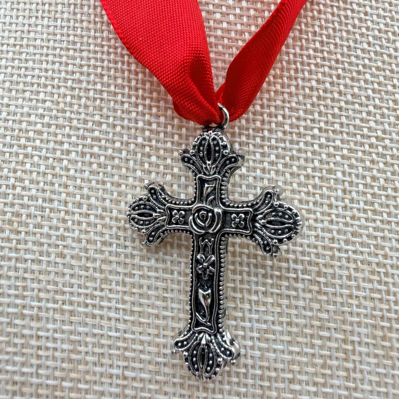 Vintage 80s Silver Tone Cross Pendant Red Satin Ribbon Choker Necklace Jewelry - Thumbnail 3