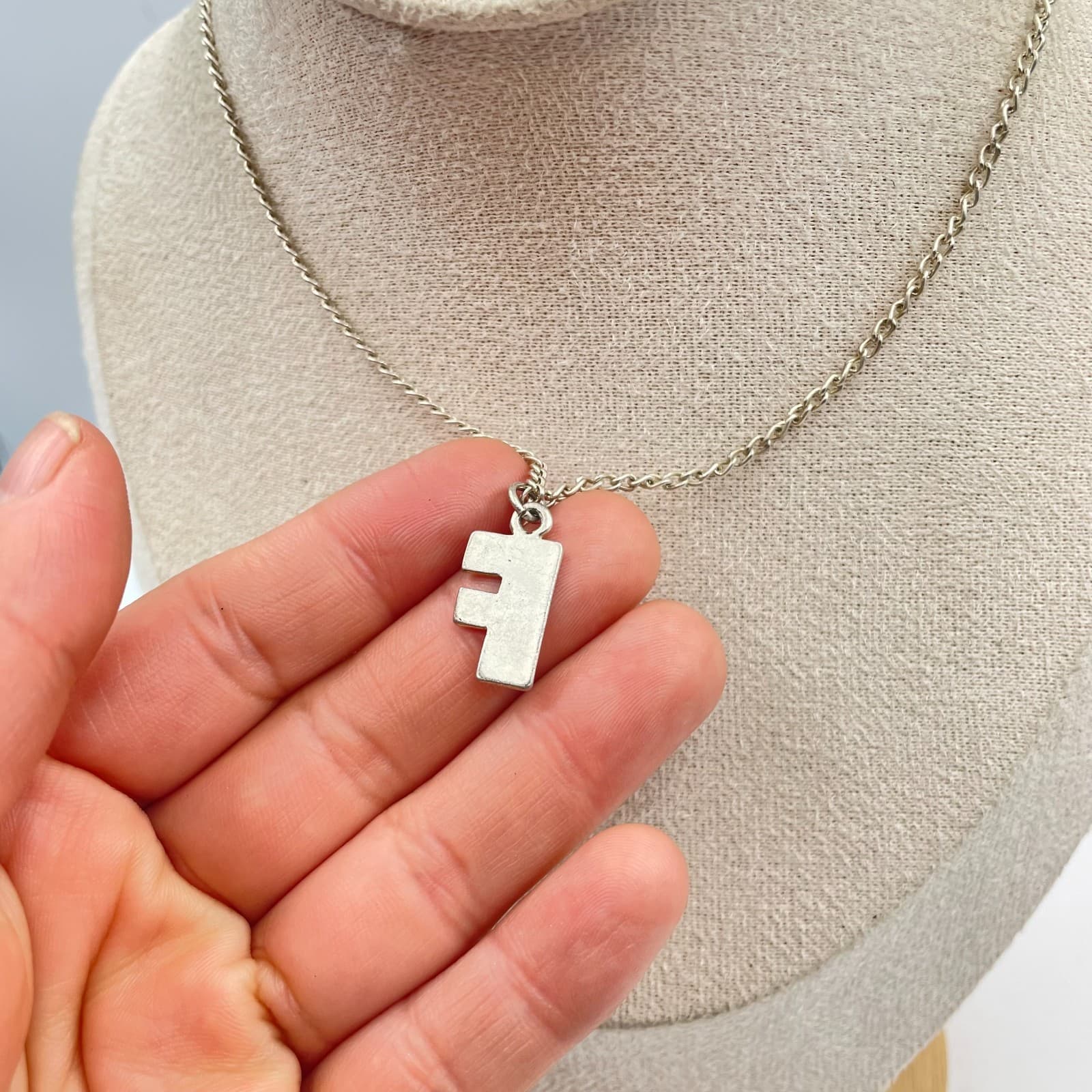 Vtg Friends TV Show Official Merchandise Initial F Pendant Necklace Silver Tone - Thumbnail 5