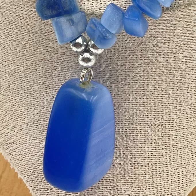 Vintage Blue Cats Eye Crystal Chip Necklace Boho Beaded Barrel Clasp Pendant - Thumbnail 2