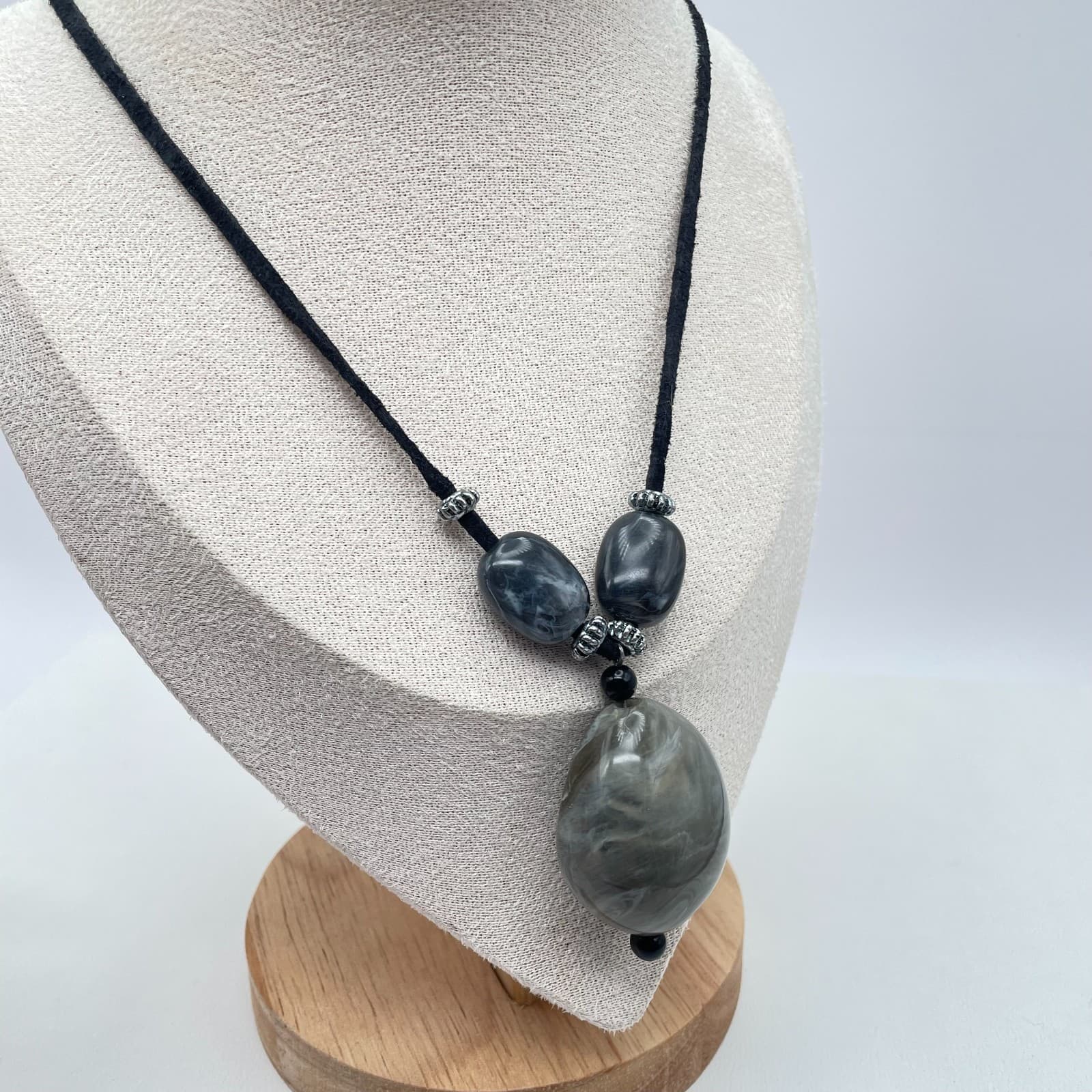 Vintage Y2K Faux Grey Marble Resin Pebbles Black Suede Cord Necklace Jewelry - Thumbnail 2