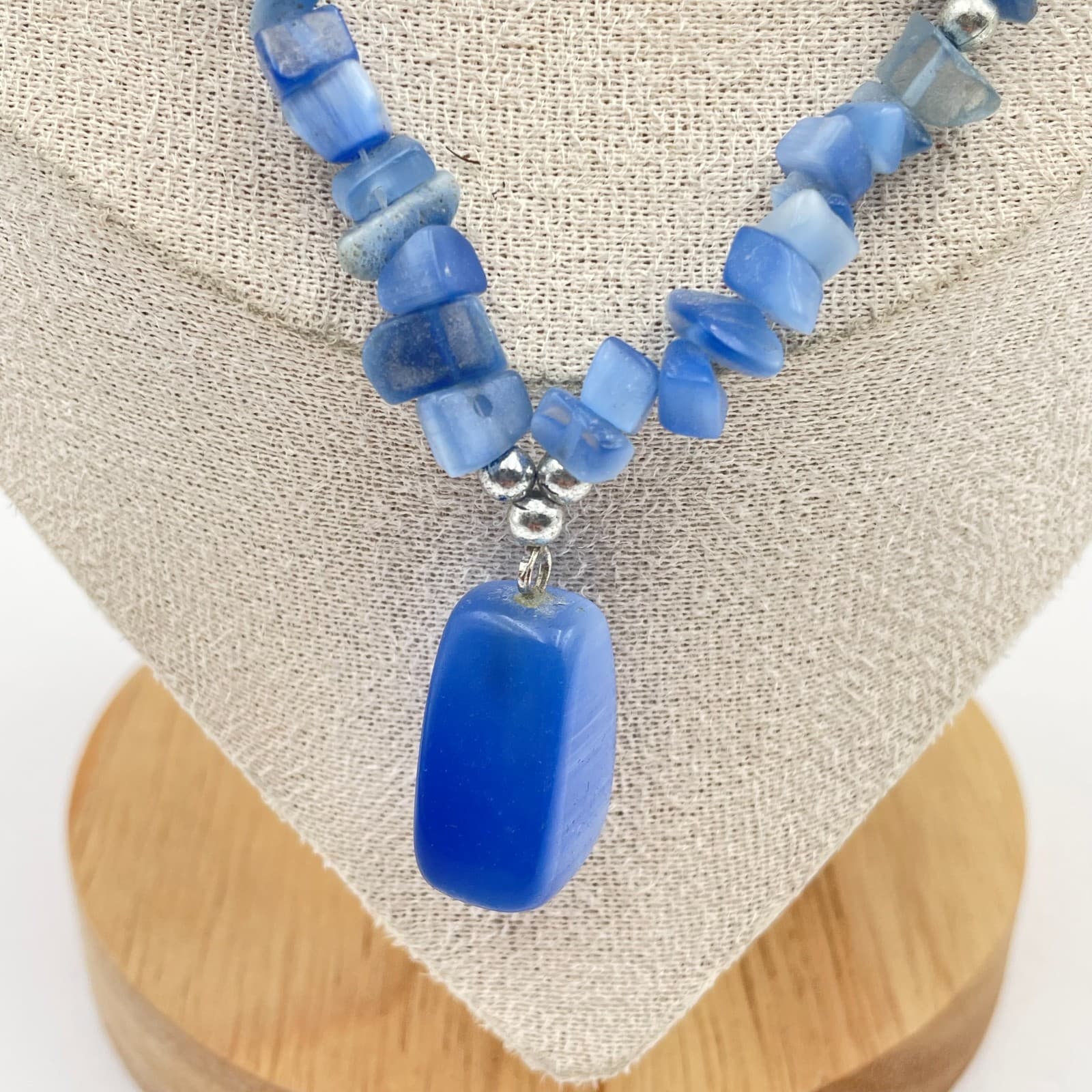 Vintage Blue Cats Eye Crystal Chip Necklace Boho Beaded Barrel Clasp Pendant - Thumbnail 3