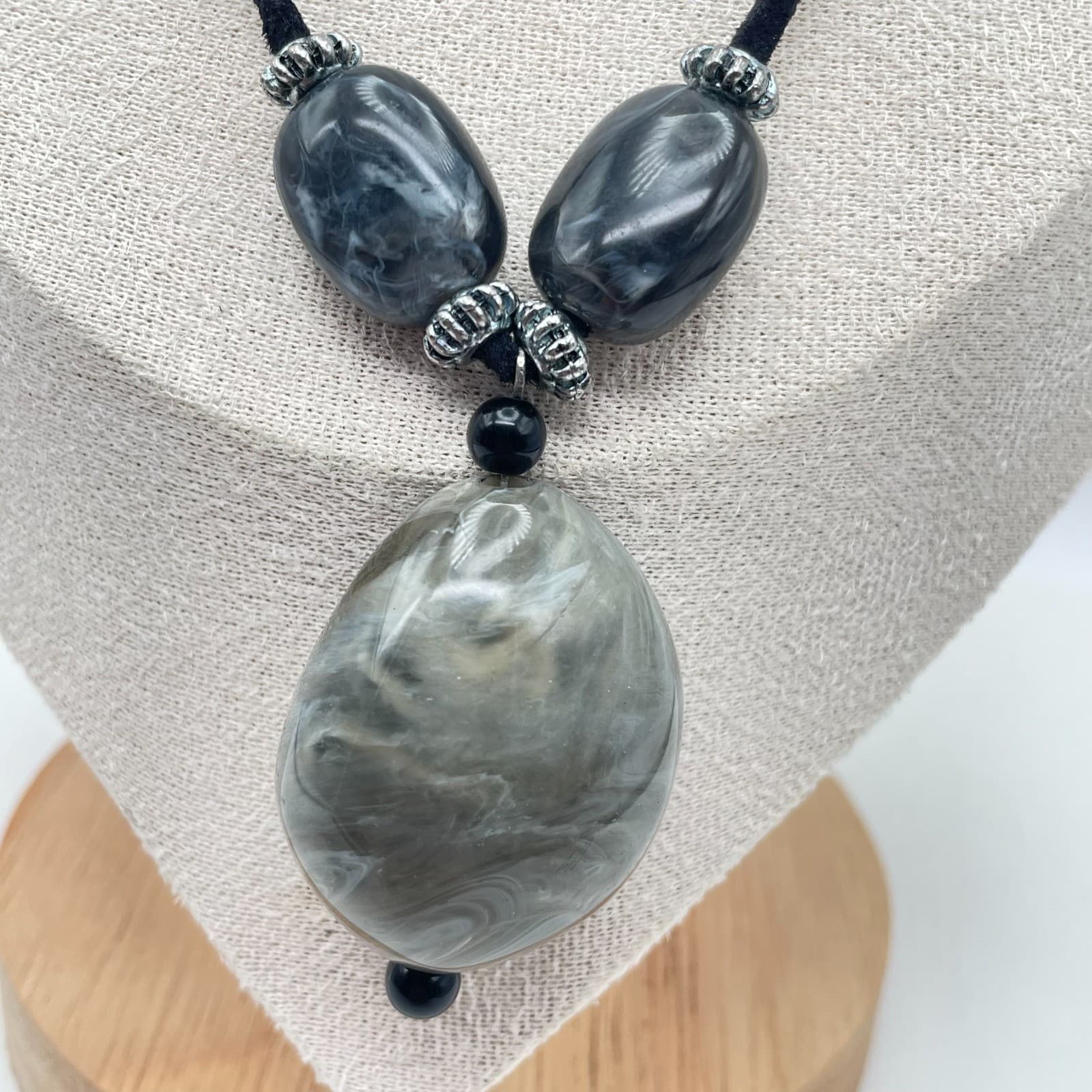 Vintage Y2K Faux Grey Marble Resin Pebbles Black Suede Cord Necklace Jewelry - Thumbnail 3