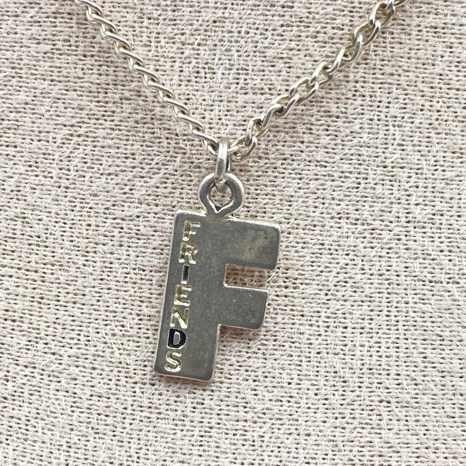 Vtg Friends TV Show Official Merchandise Initial F Pendant Necklace Silver Tone - Thumbnail 4