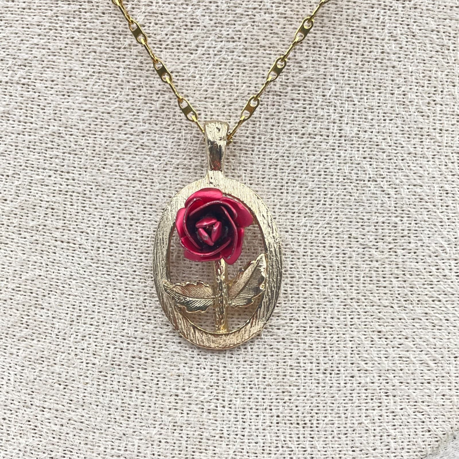 Vintage Gold Tone Red Enamel Rose Pendant Necklace 20" Oval Flower Jewelry Gift - Thumbnail 3