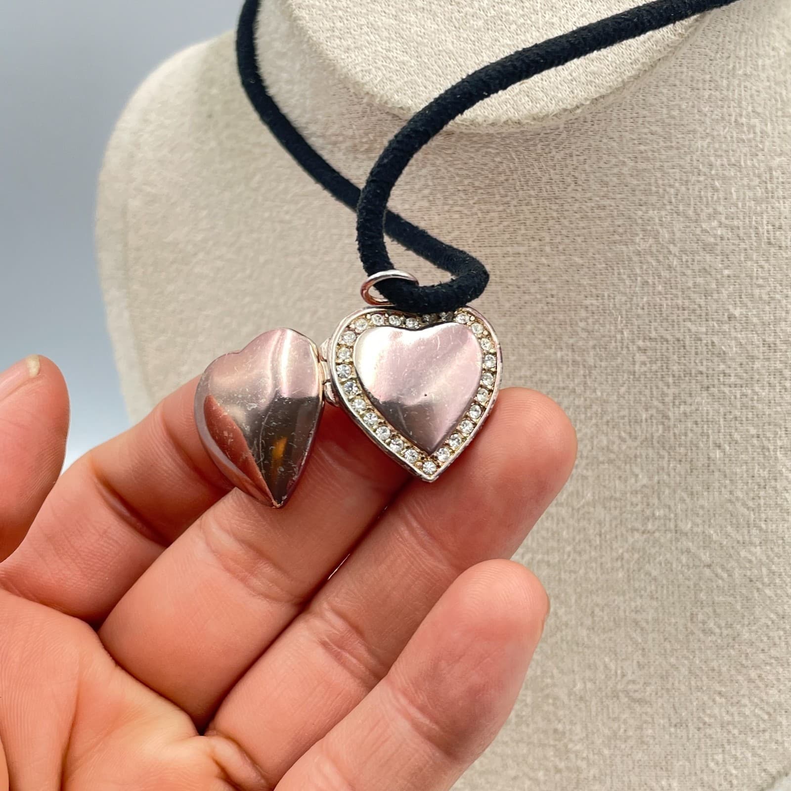 Vintage Silver Heart Locket Choker Necklace Rhinestone Crystal Black Cord Y2K - Thumbnail 5