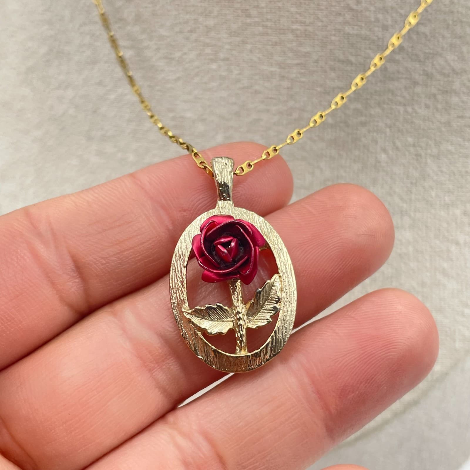 Vintage Gold Tone Red Enamel Rose Pendant Necklace 20" Oval Flower Jewelry Gift - Thumbnail 5