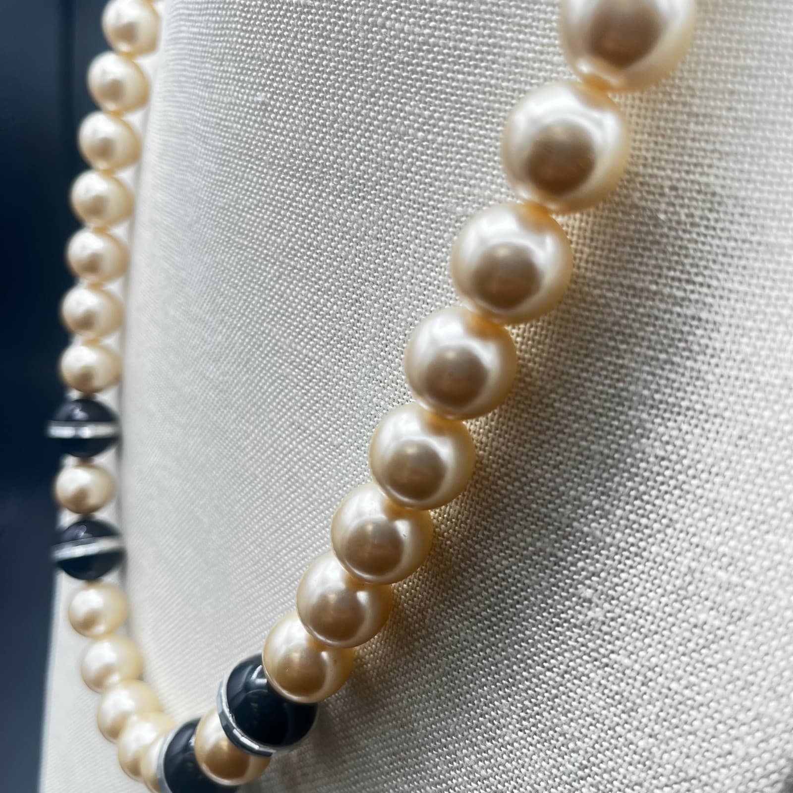 Vintage Cream Pearl Bead Necklace w/ Black Striped Accents Retro Statement Chic - Thumbnail 4
