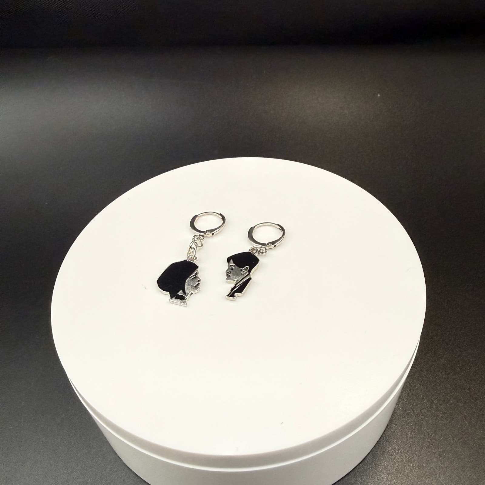 Vintage Silver-Tone Enamel Mia Wallace & Vincent Vega Couple Classic Dangle - Thumbnail 2