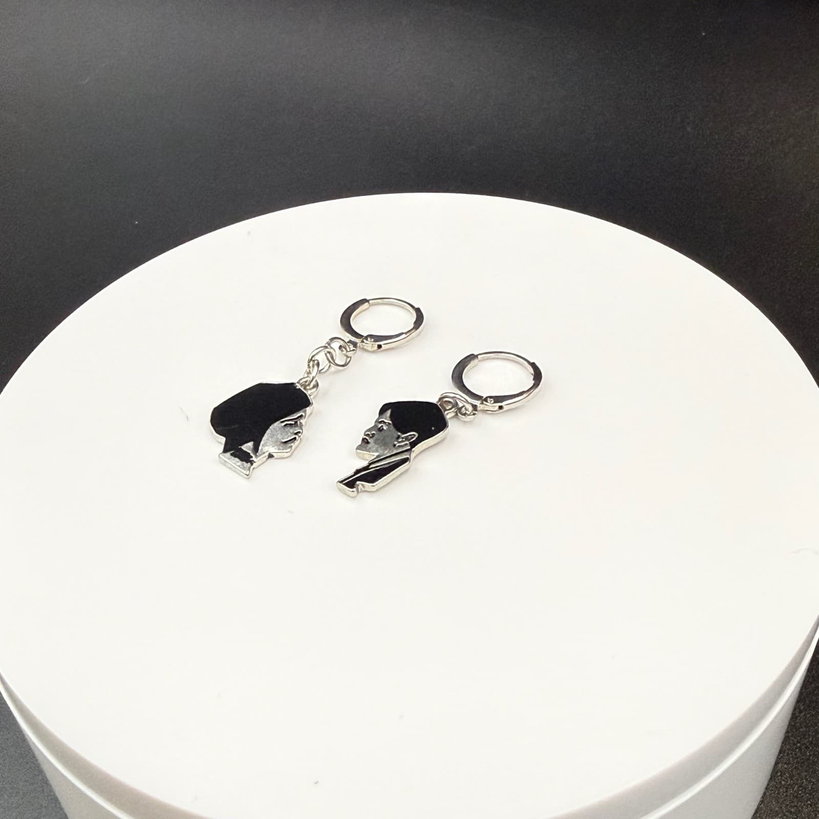 Vintage Silver-Tone Enamel Mia Wallace & Vincent Vega Couple Classic Dangle - Thumbnail 3