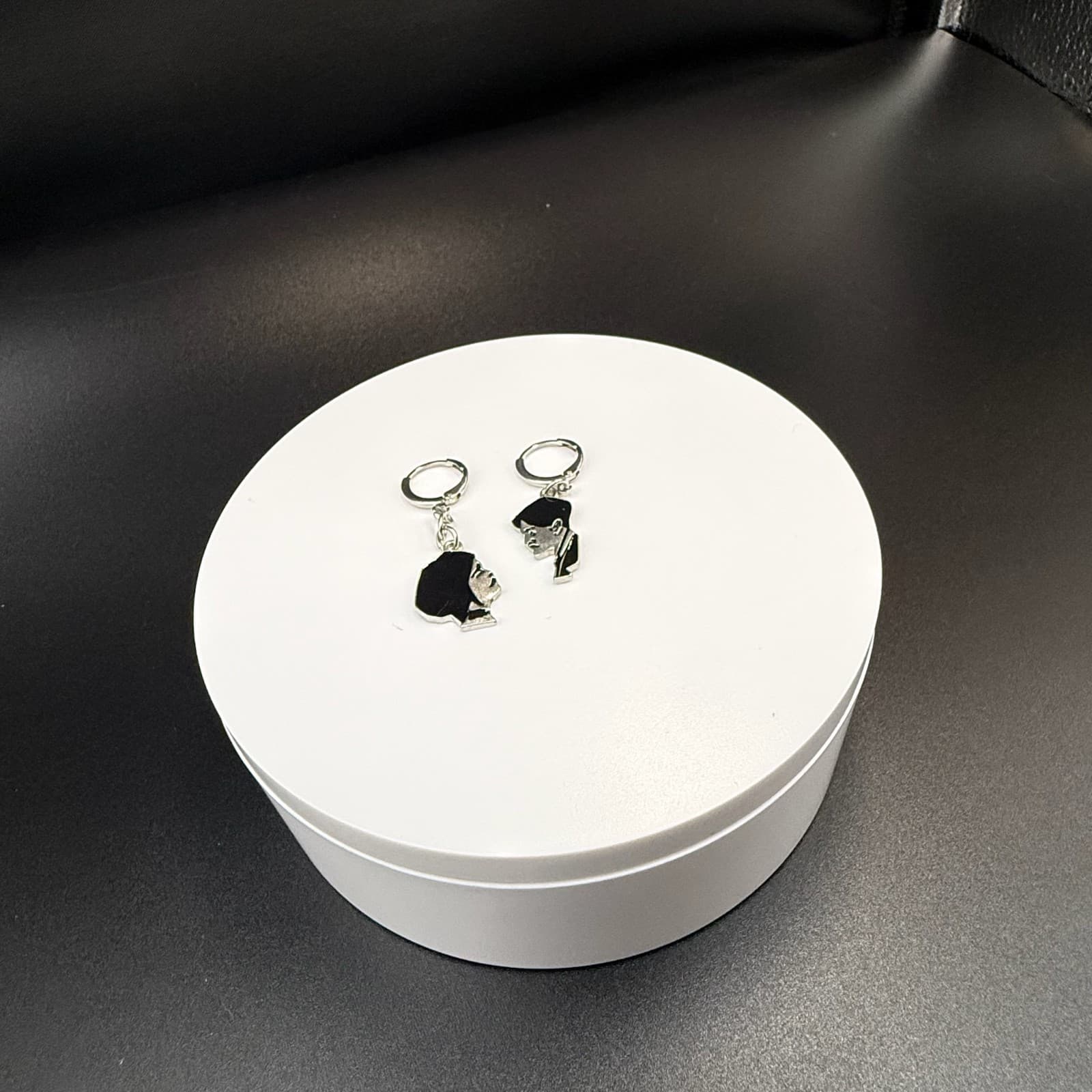 Vintage Silver-Tone Enamel Mia Wallace & Vincent Vega Couple Classic Dangle - Thumbnail 5