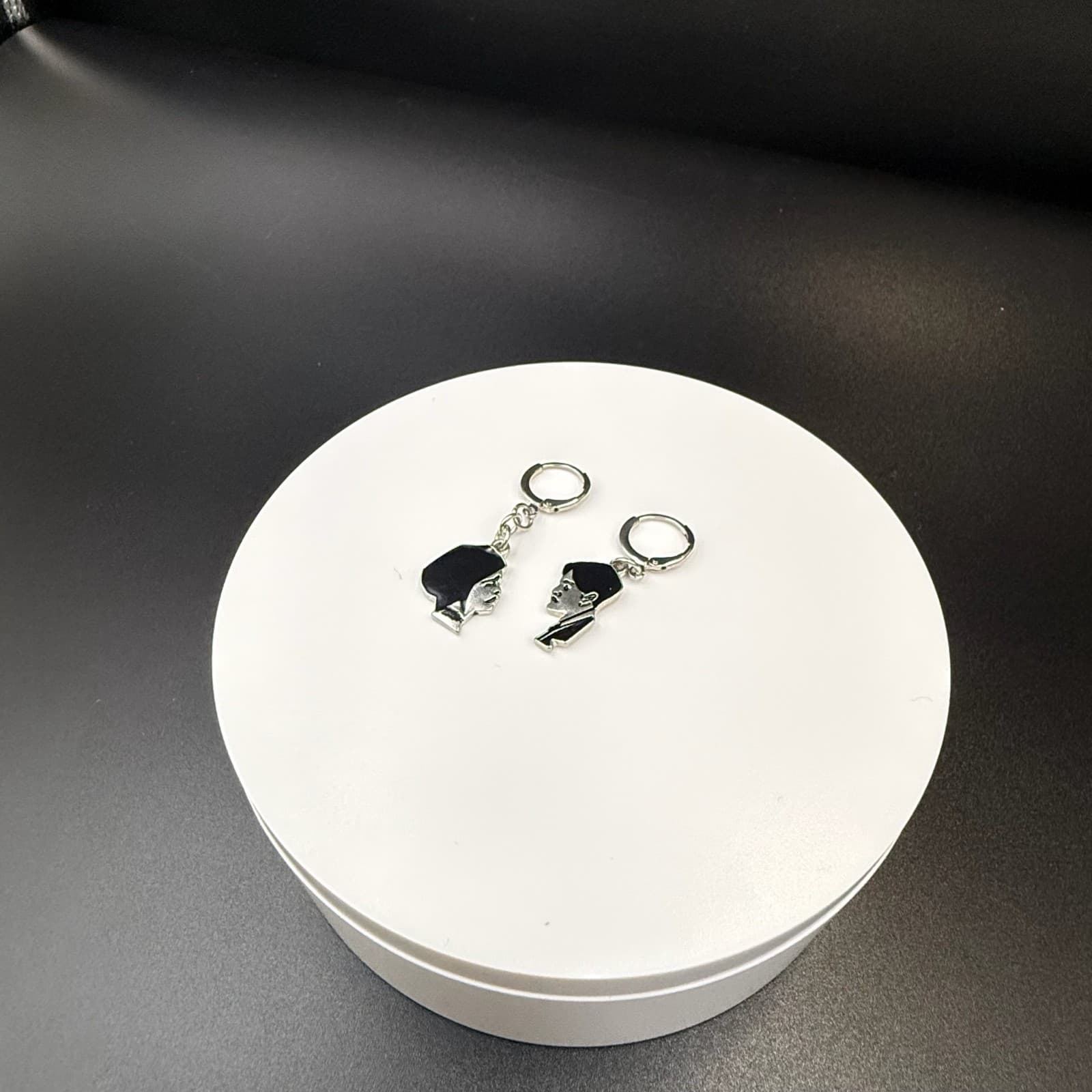 Vintage Silver-Tone Enamel Mia Wallace & Vincent Vega Couple Classic Dangle - Thumbnail 4