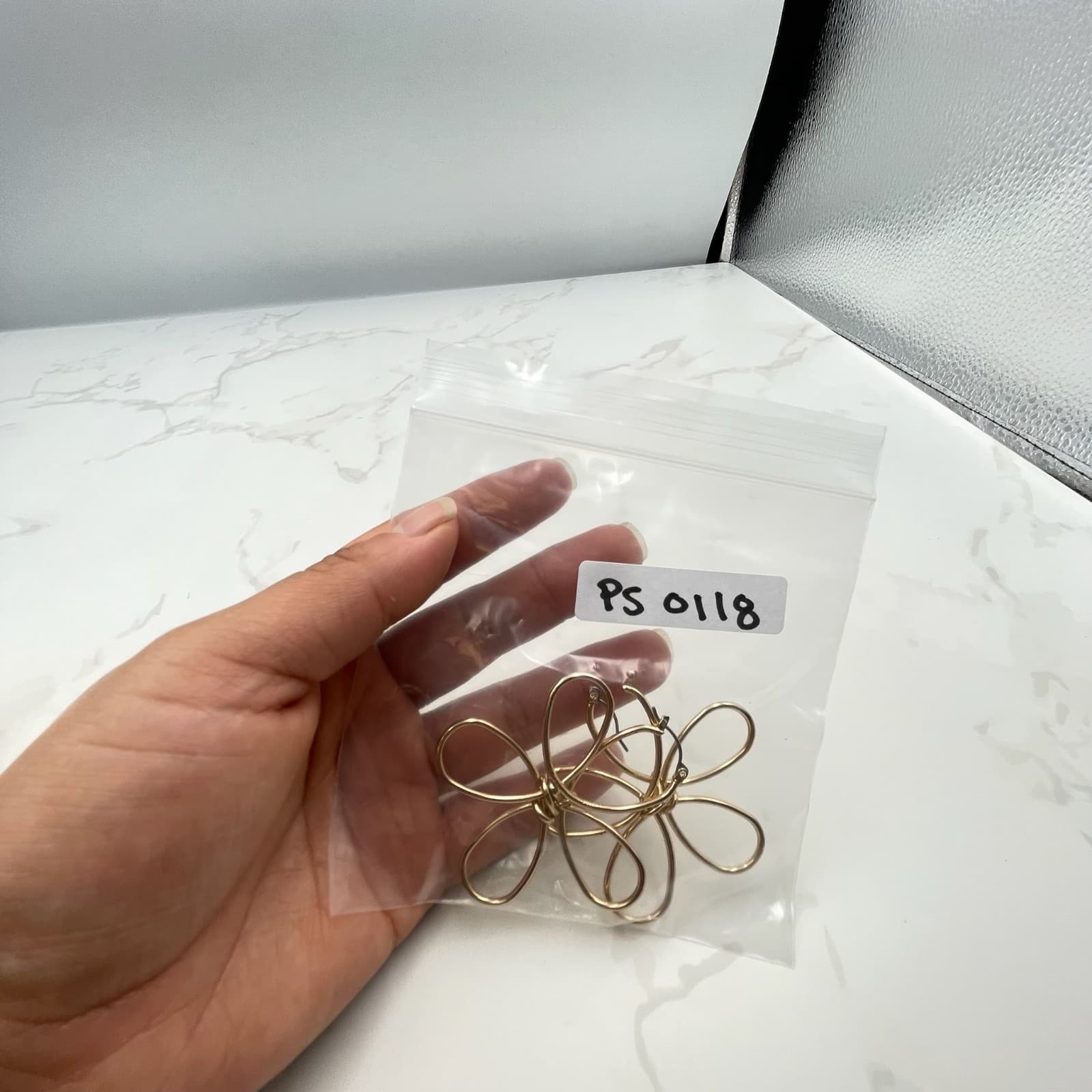 Vintage VTG Gold Tone Wire Flower Hoop Earrings Pierced Dangle Fashion Jewelry - Thumbnail 2