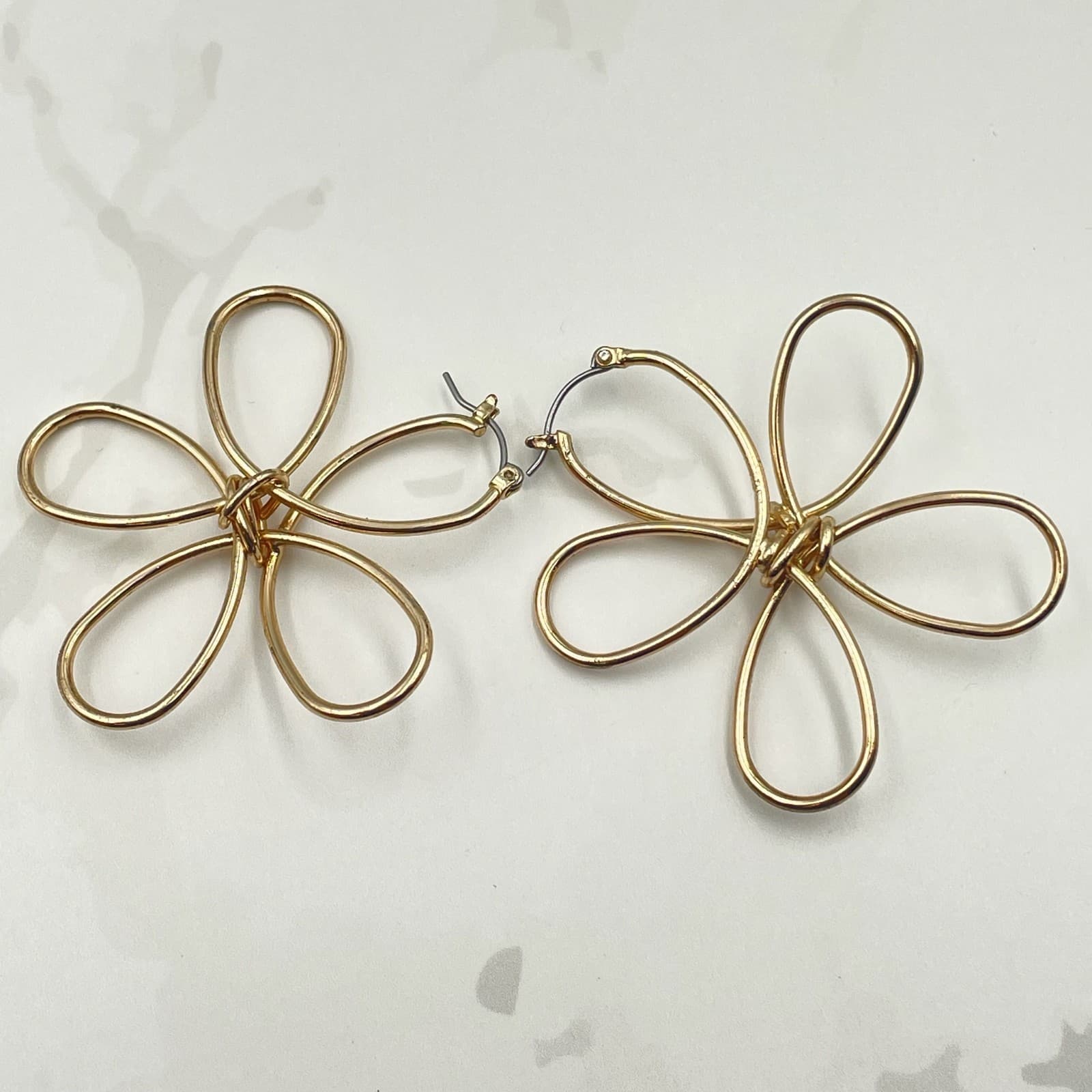 Vintage VTG Gold Tone Wire Flower Hoop Earrings Pierced Dangle Fashion Jewelry - Image 1