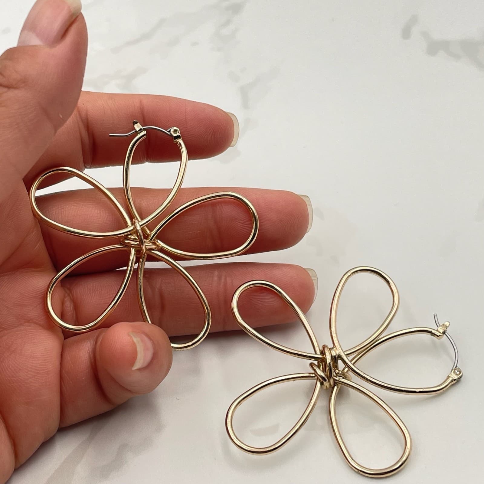 Vintage VTG Gold Tone Wire Flower Hoop Earrings Pierced Dangle Fashion Jewelry - Thumbnail 4