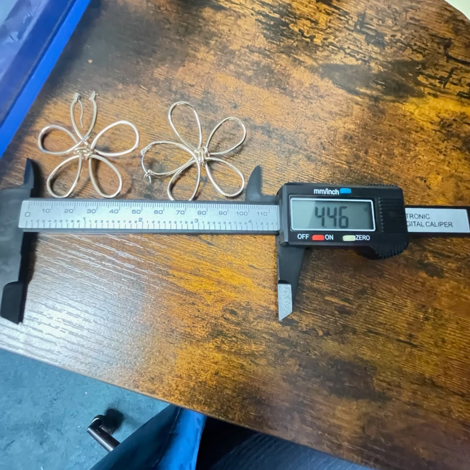 Vintage VTG Gold Tone Wire Flower Hoop Earrings Pierced Dangle Fashion Jewelry - Thumbnail 5