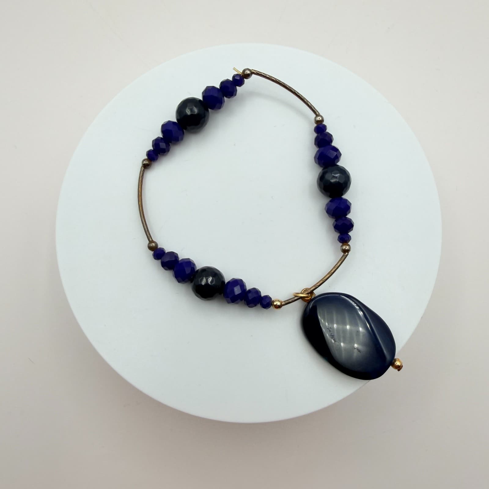 Vintage 90s Cobalt Blue Glass Bead Bangle Bracelet Gold Tone Agate Charm Jewelry - Thumbnail 3