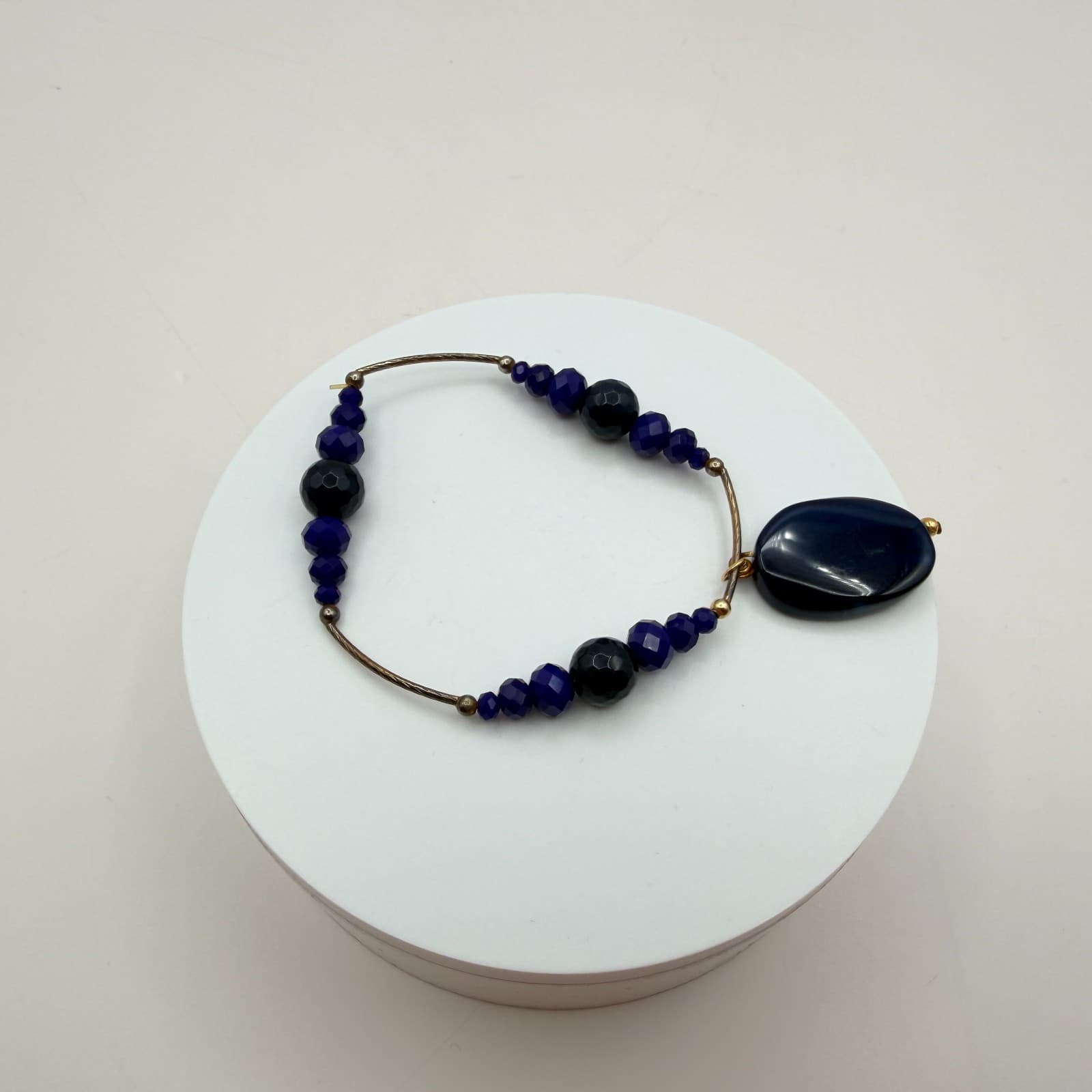 Vintage 90s Cobalt Blue Glass Bead Bangle Bracelet Gold Tone Agate Charm Jewelry - Thumbnail 8