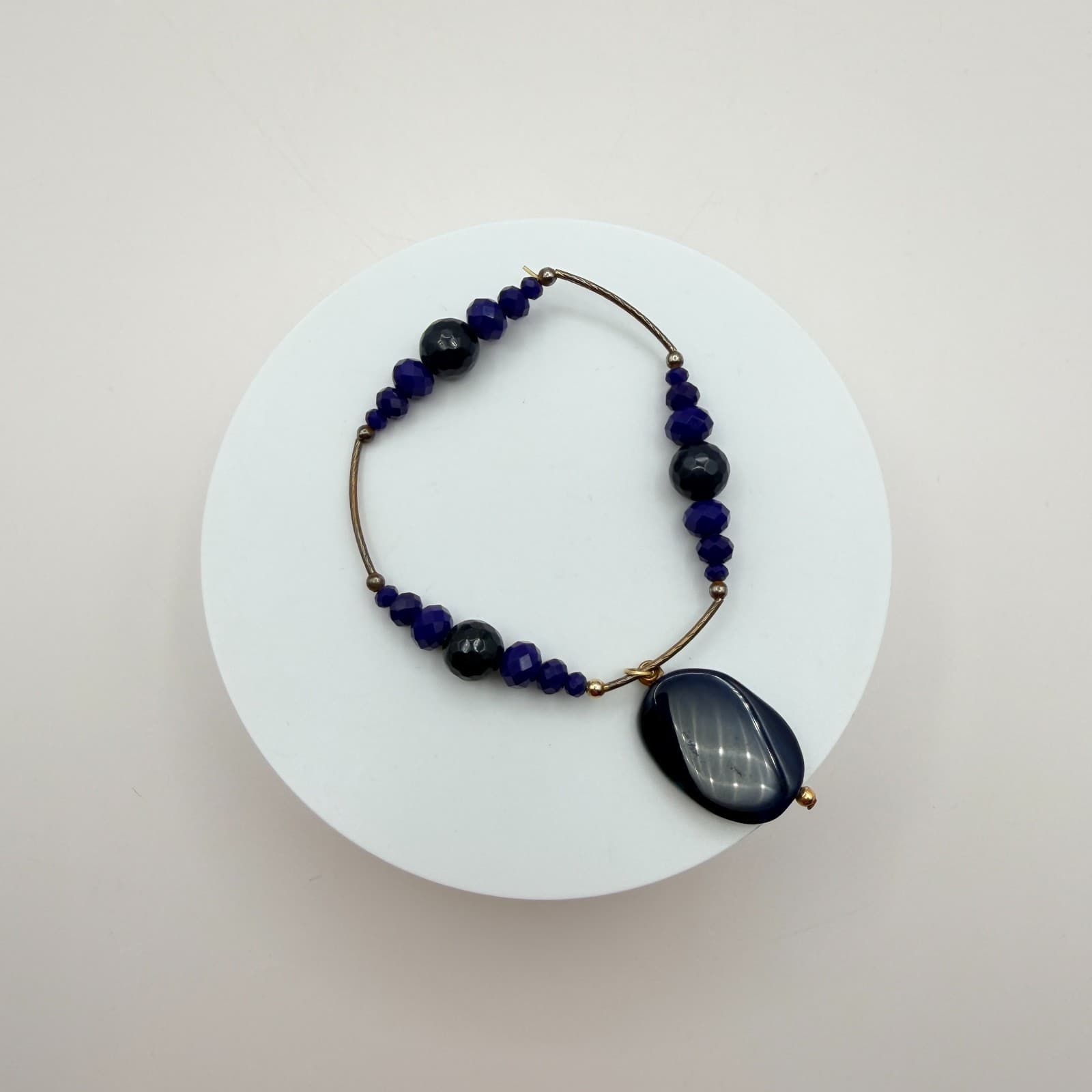 Vintage 90s Cobalt Blue Glass Bead Bangle Bracelet Gold Tone Agate Charm Jewelry - Thumbnail 2