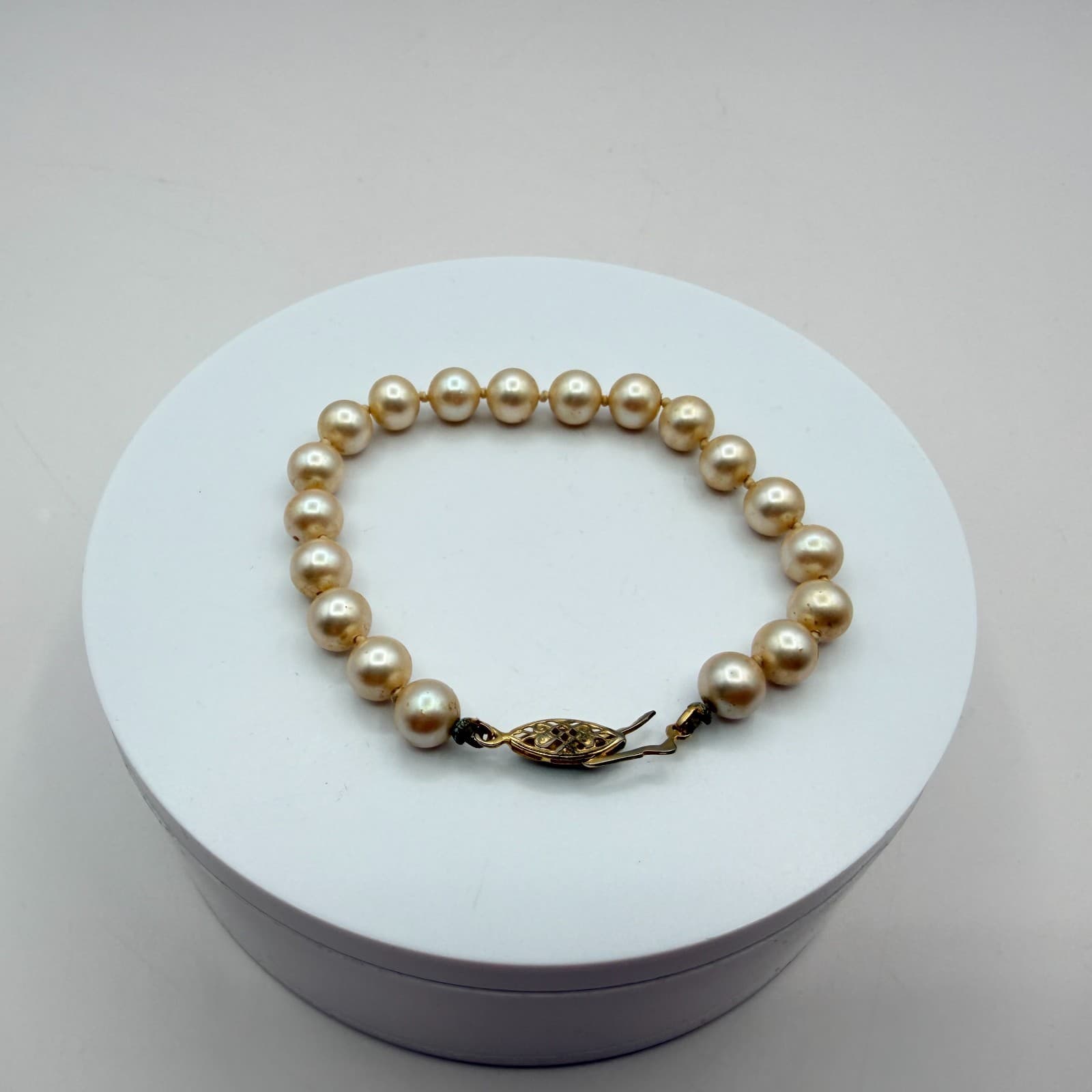 Vintage 90s Gold Tone Cream Faux Pearl Bracelet Women's Classic Fashion Jewelry - Thumbnail 6